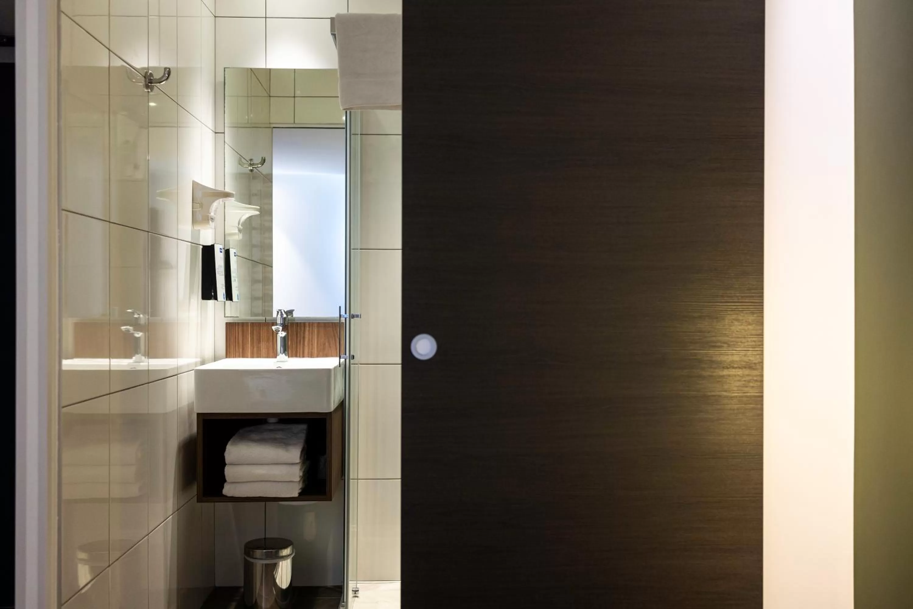 Bathroom in Hôtel restaurant Kyriad Fréjus