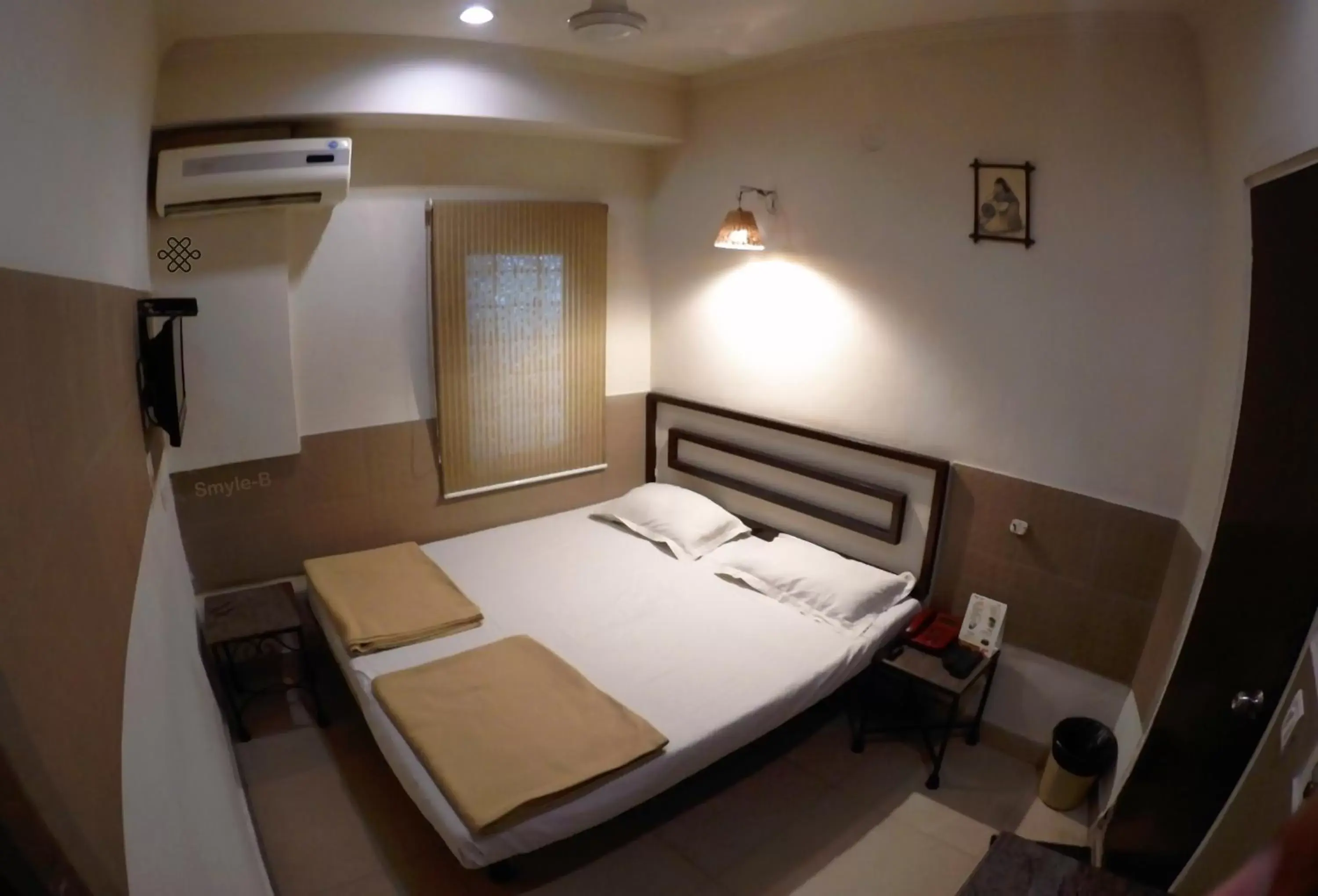 Photo of the whole room, Bed in Smyle Inn - Best Value Hotel near New Delhi Station