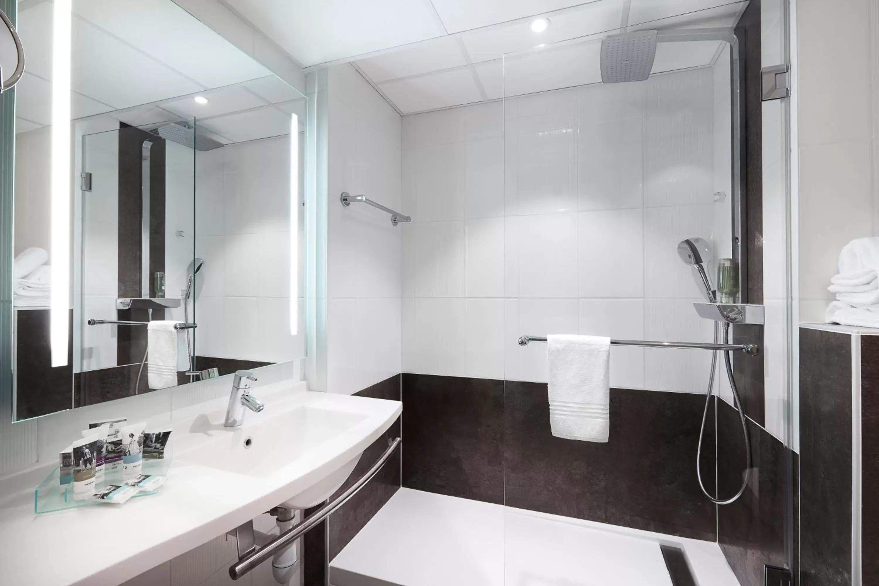 Shower, Bathroom in Mercure Colmar Centre Unterlinden