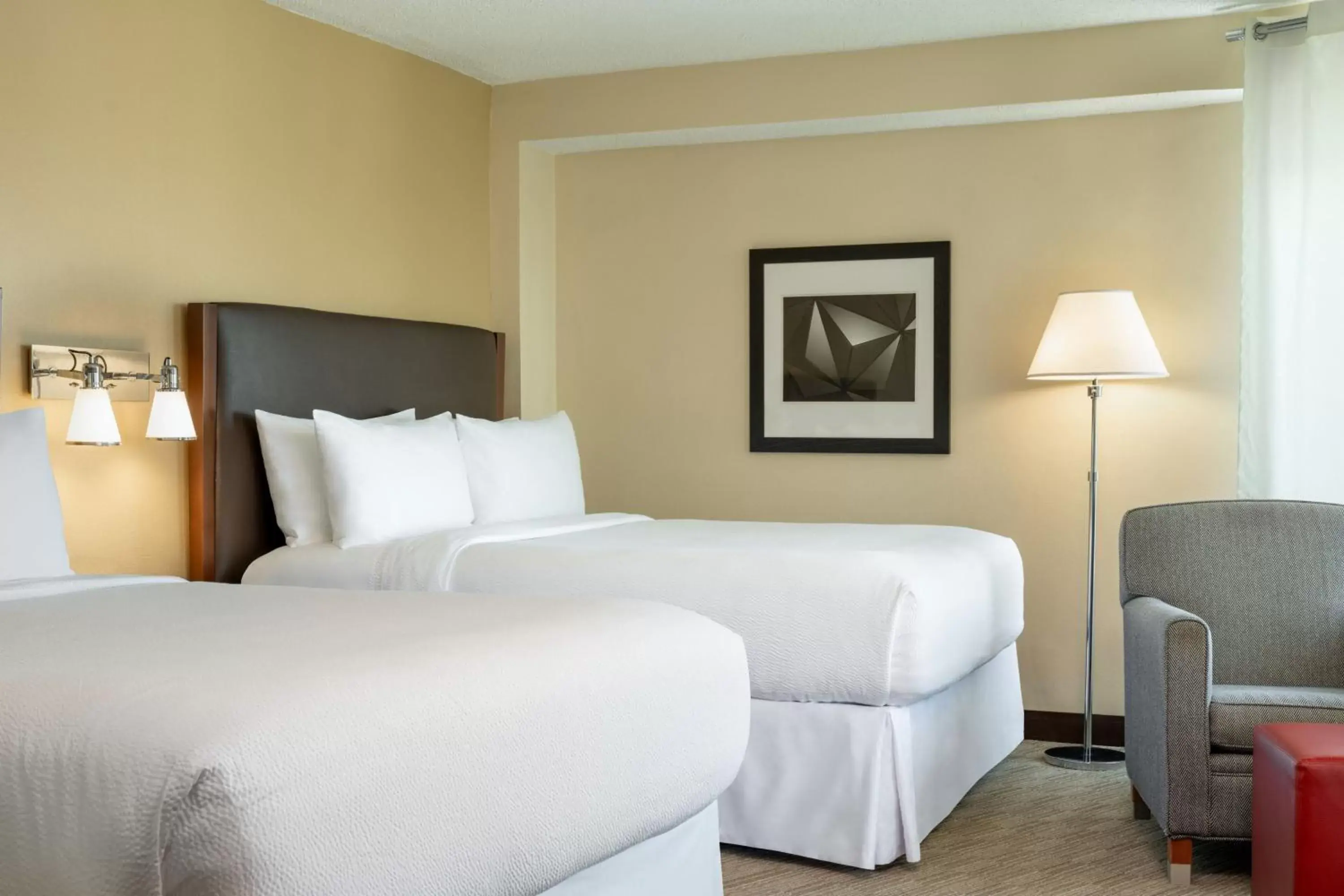 Photo of the whole room, Bed in Four Points by Sheraton Orlando International Drive
