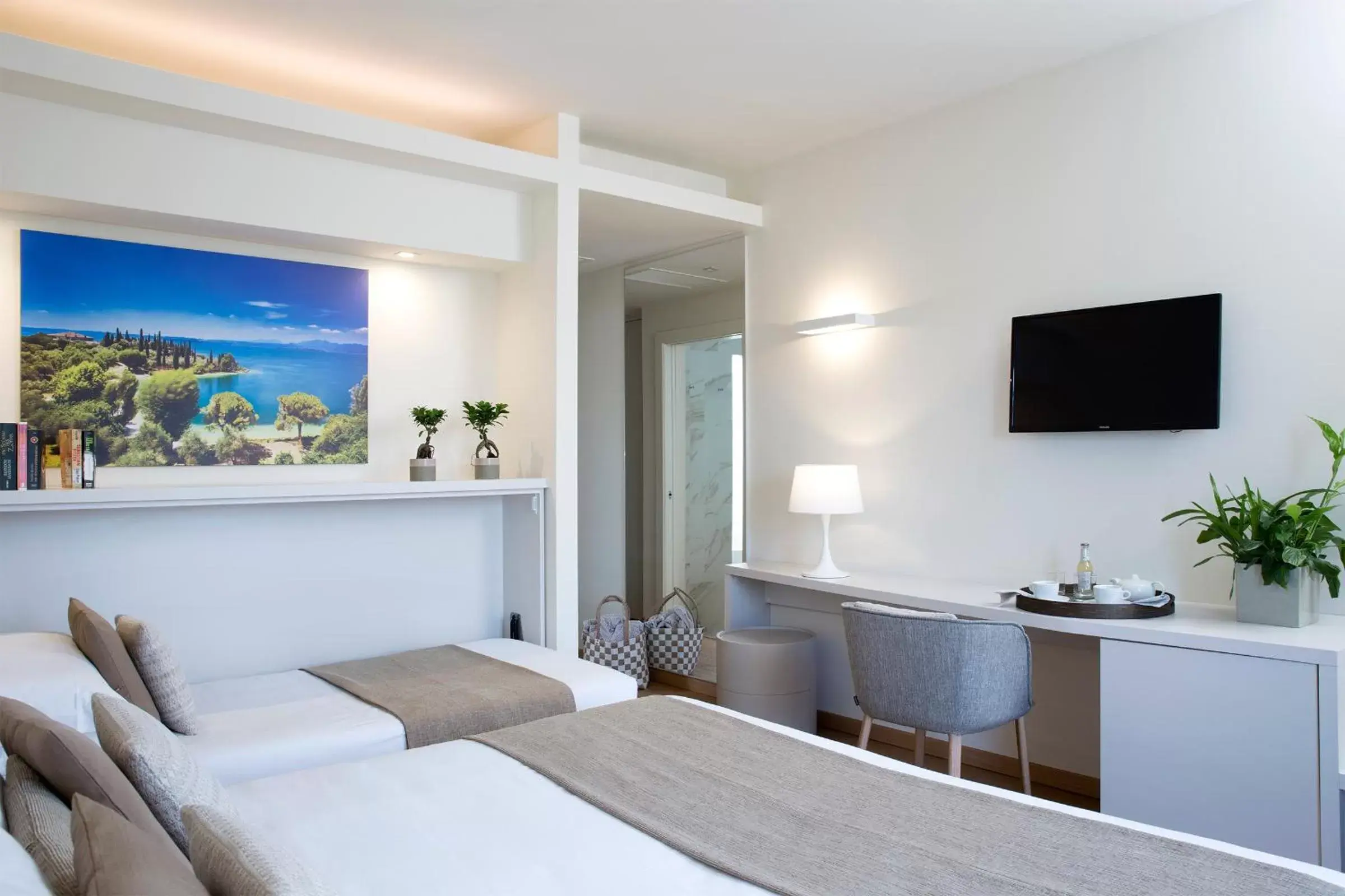 Bed, TV/Entertainment Center in Leonardo Hotel Lago di Garda - Wellness and Spa