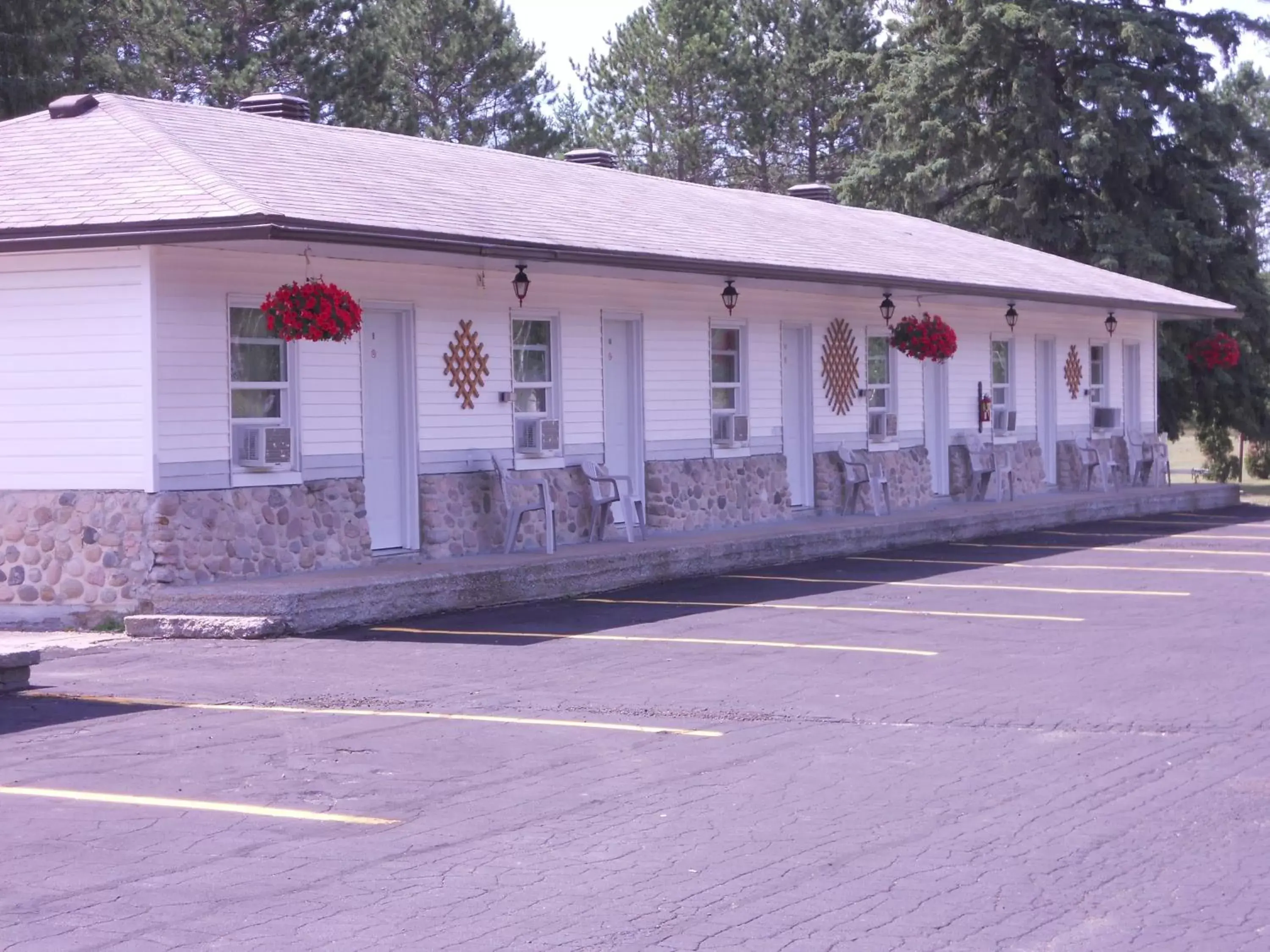 Property Building in Deep River Motel