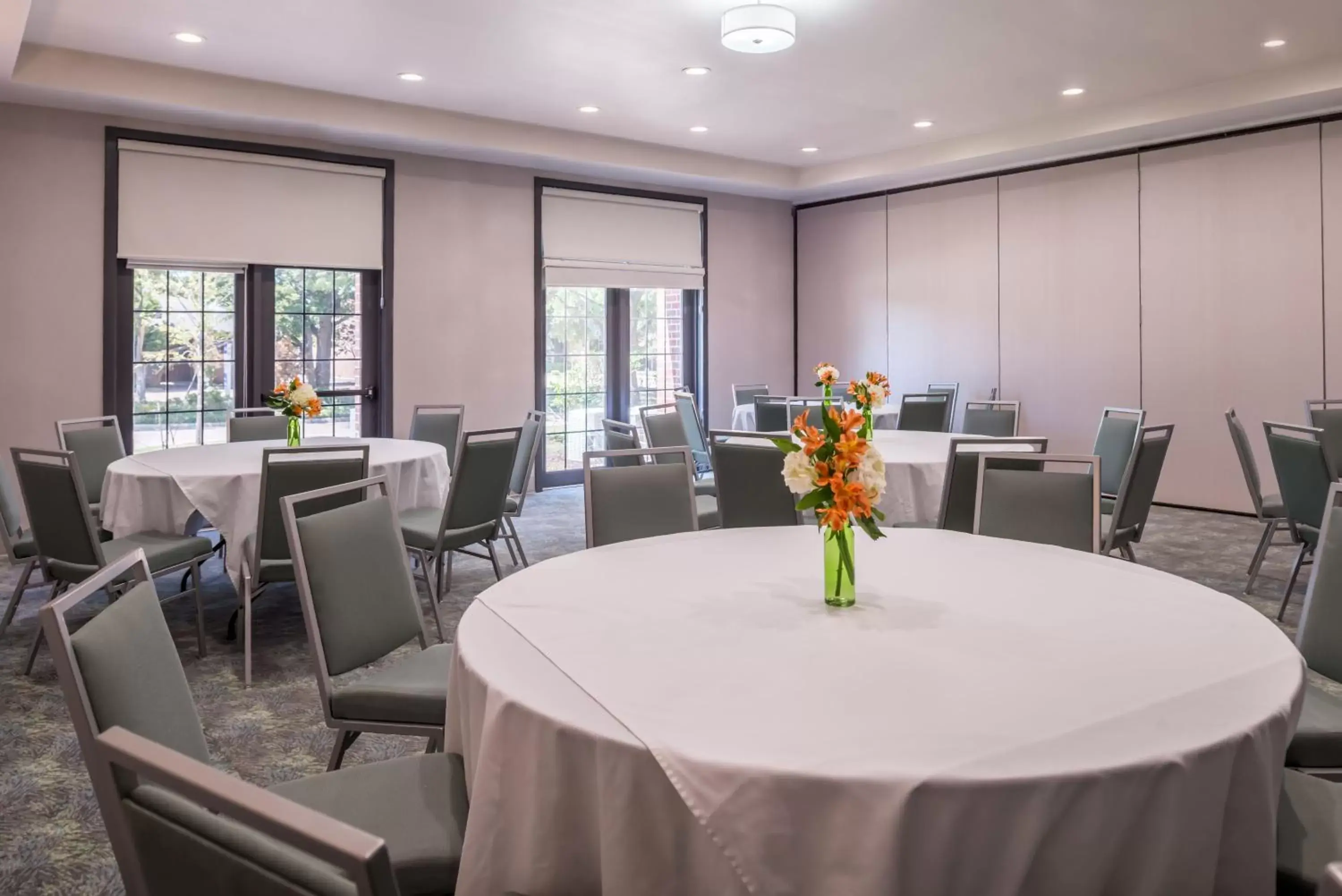 Meeting/conference room, Restaurant/Places to Eat in Holiday Inn and Suites Addison, an IHG Hotel