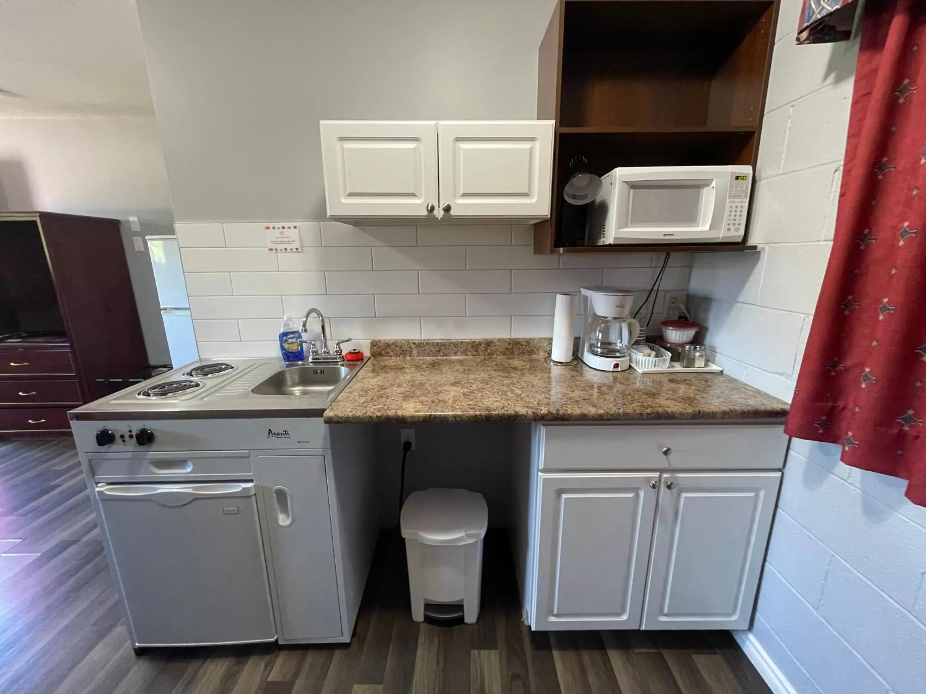 Kitchen or kitchenette, Kitchen/Kitchenette in Arrow Lake Motel