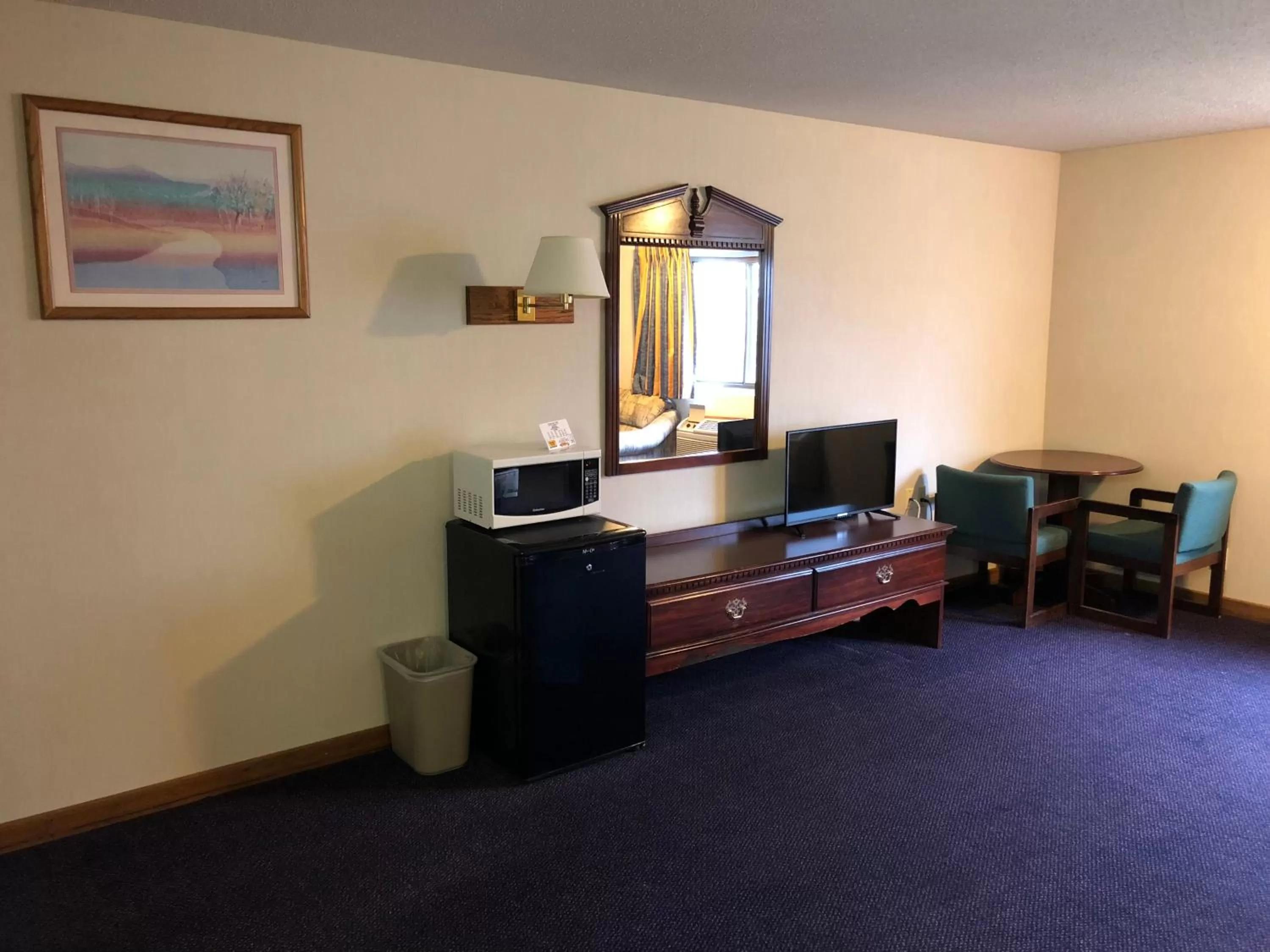 TV and multimedia in Denison Inn & Suites