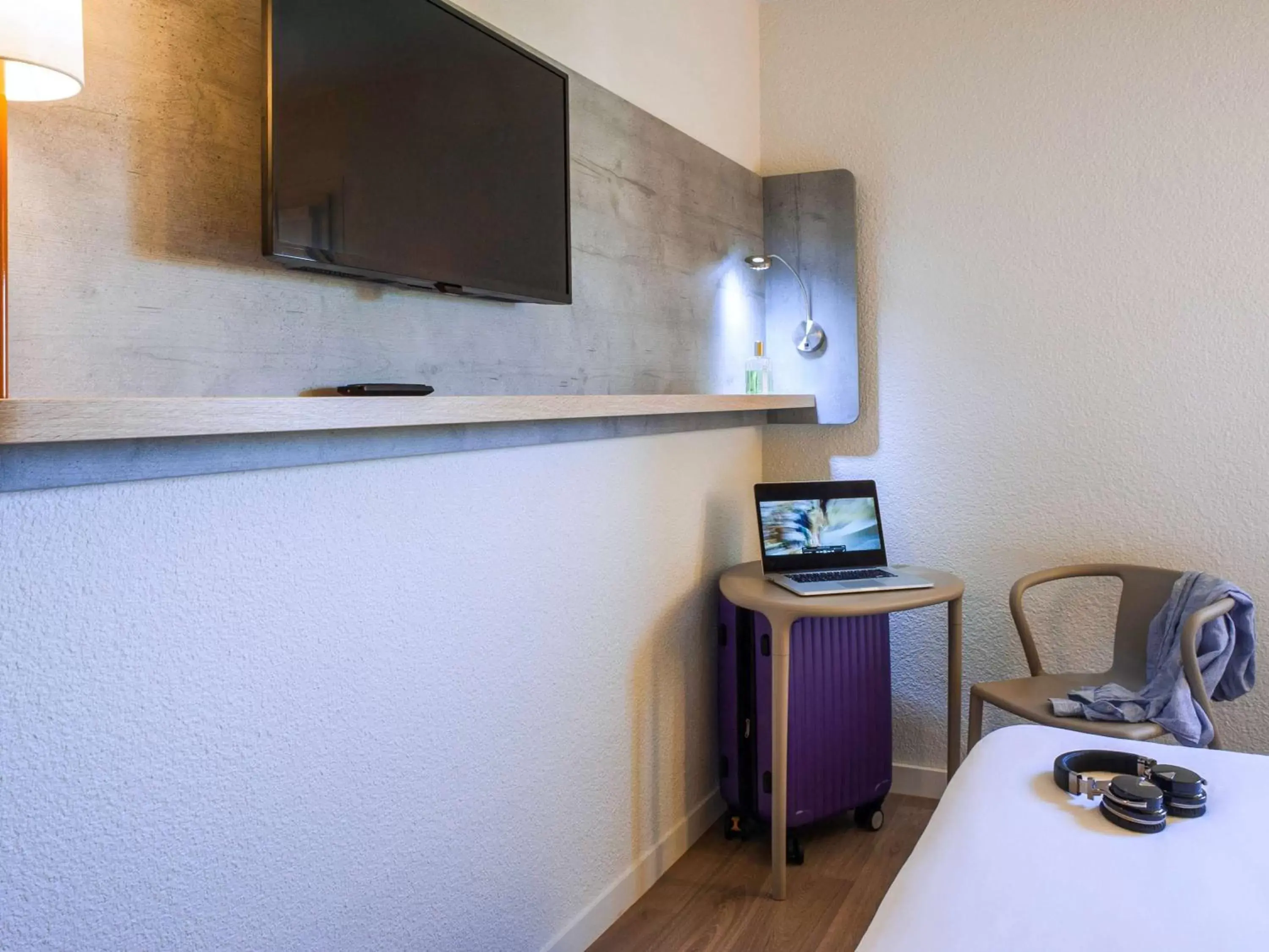 Photo of the whole room, TV/Entertainment Center in ibis budget Nuits Saint Georges