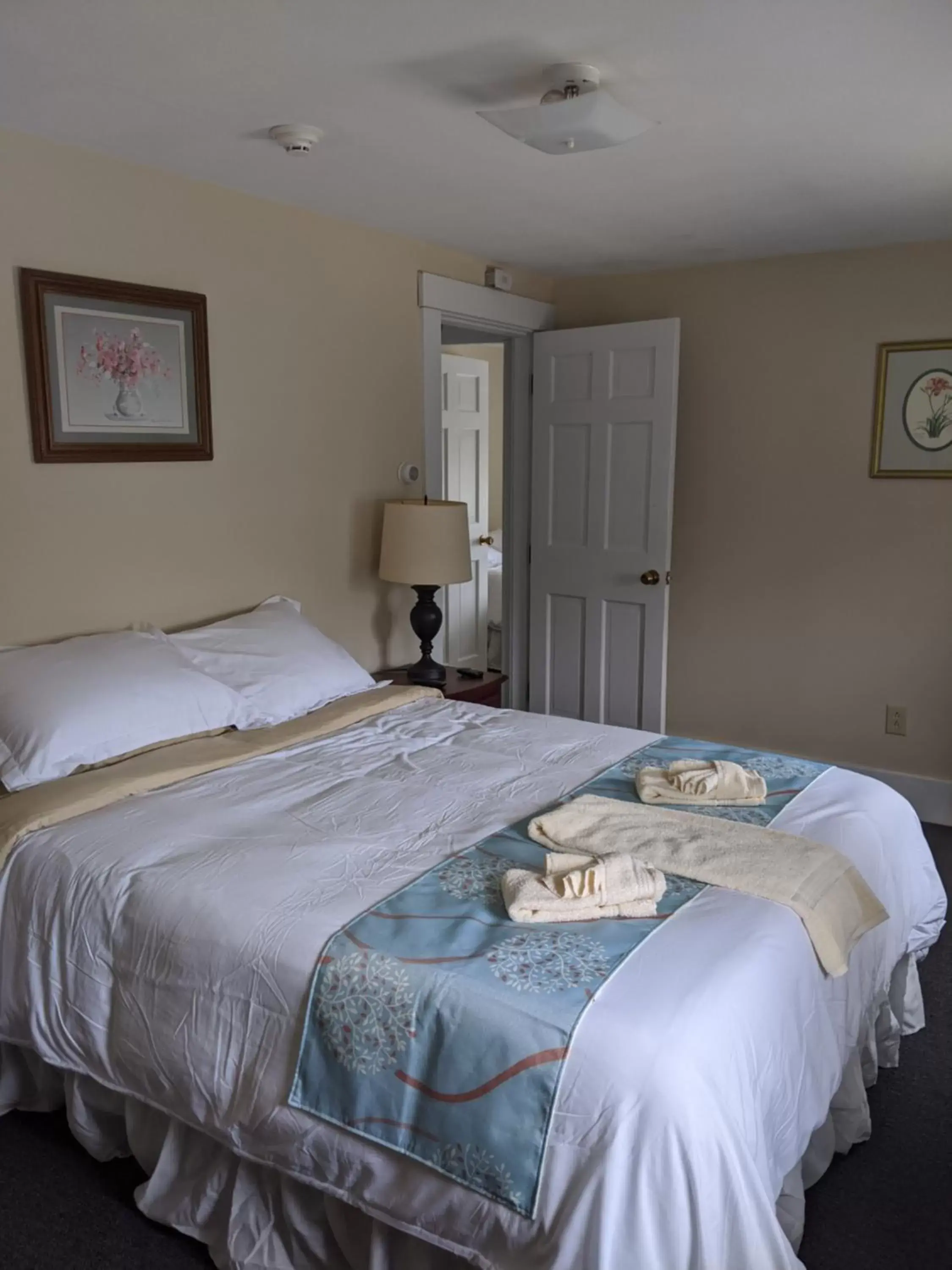 Bed in Lake Shore Farm Inn