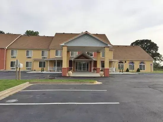 Facade/entrance in Super 8 by Wyndham Lake of the Ozarks Facade/entrance in Super 8 by Wyndham Lake of the Ozarks