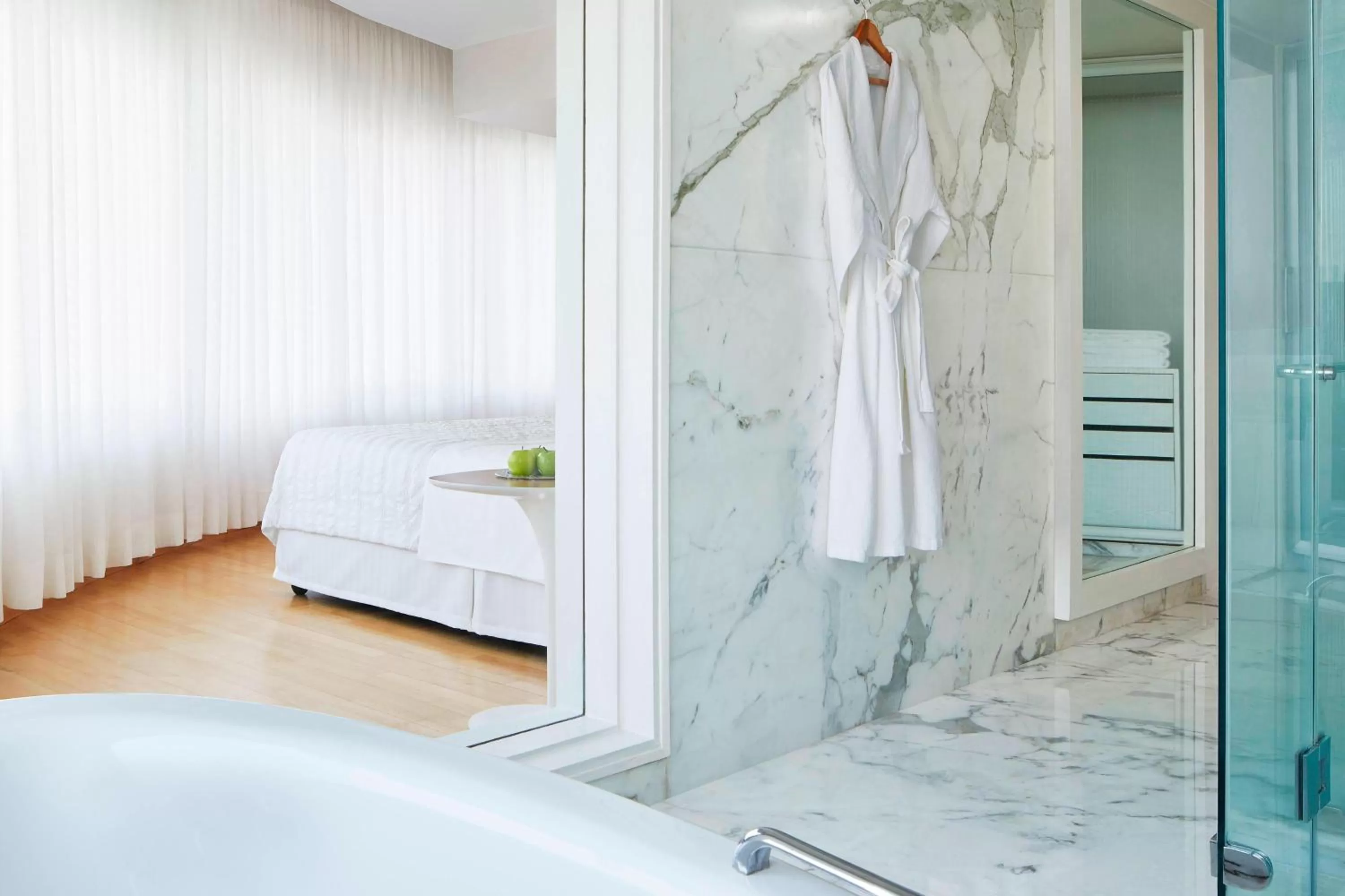 Bathroom, Bed in Le Meridien New Delhi