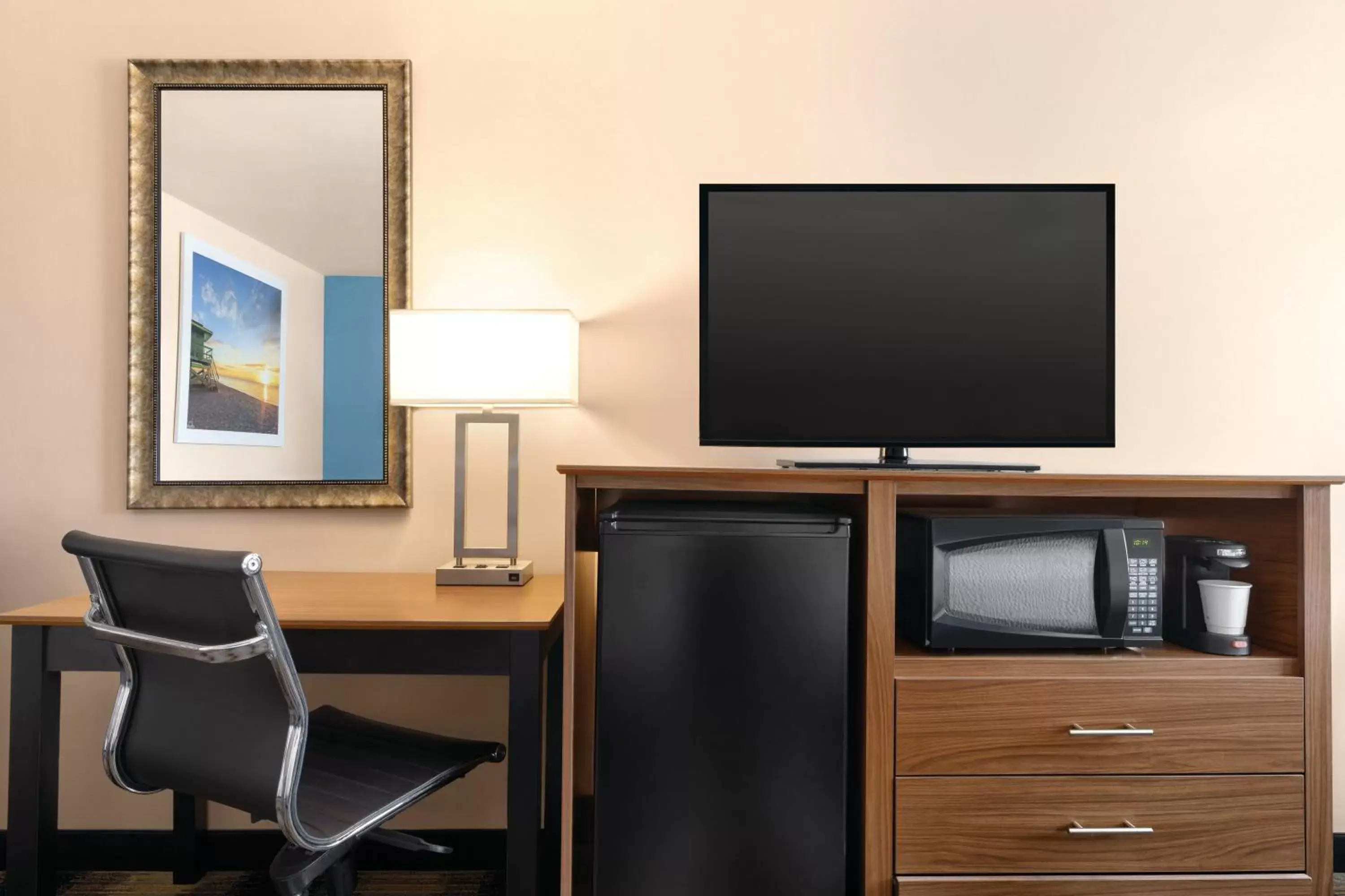 TV and multimedia, TV/Entertainment Center in Days Inn by Wyndham Middletown/Newport Area