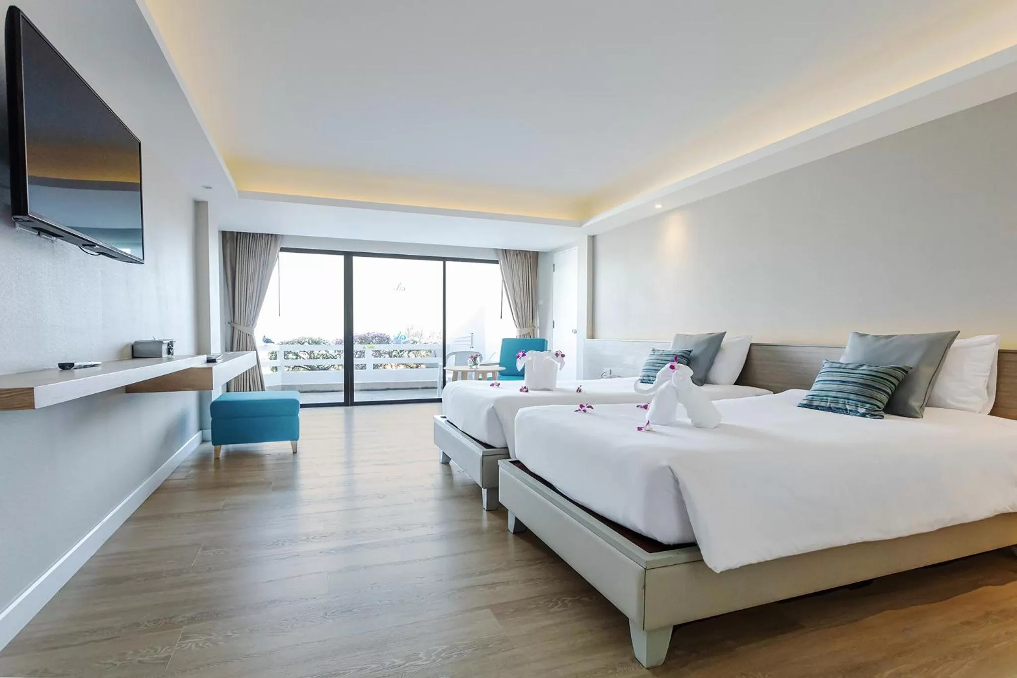 Photo of the whole room, Bed in Methavalai Hotel