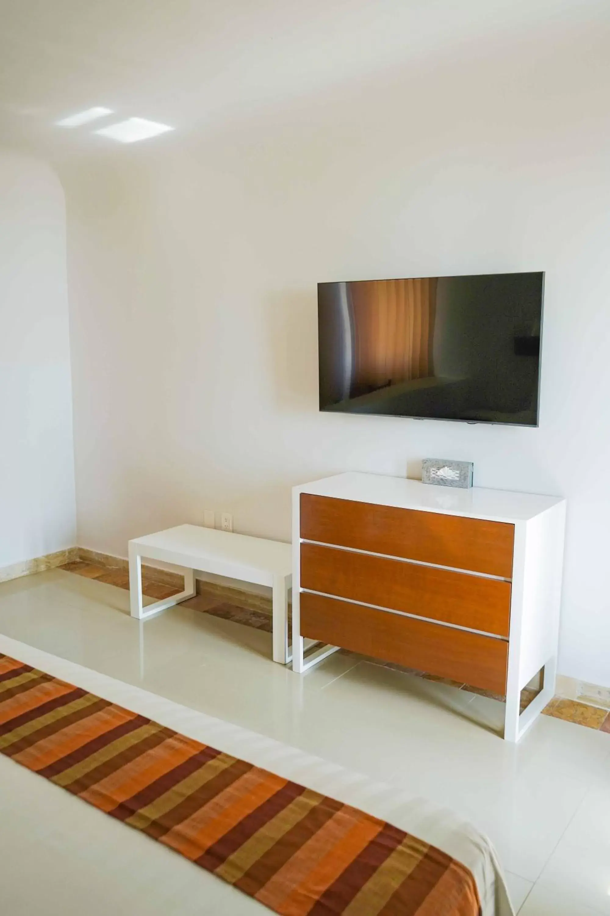 TV and multimedia, TV/Entertainment Center in Luna Palace