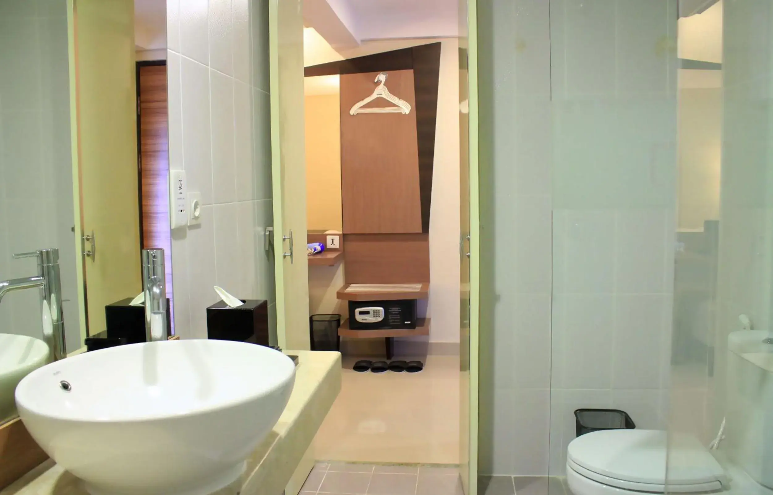 Bathroom in Hotel Neo Kuta Jelantik