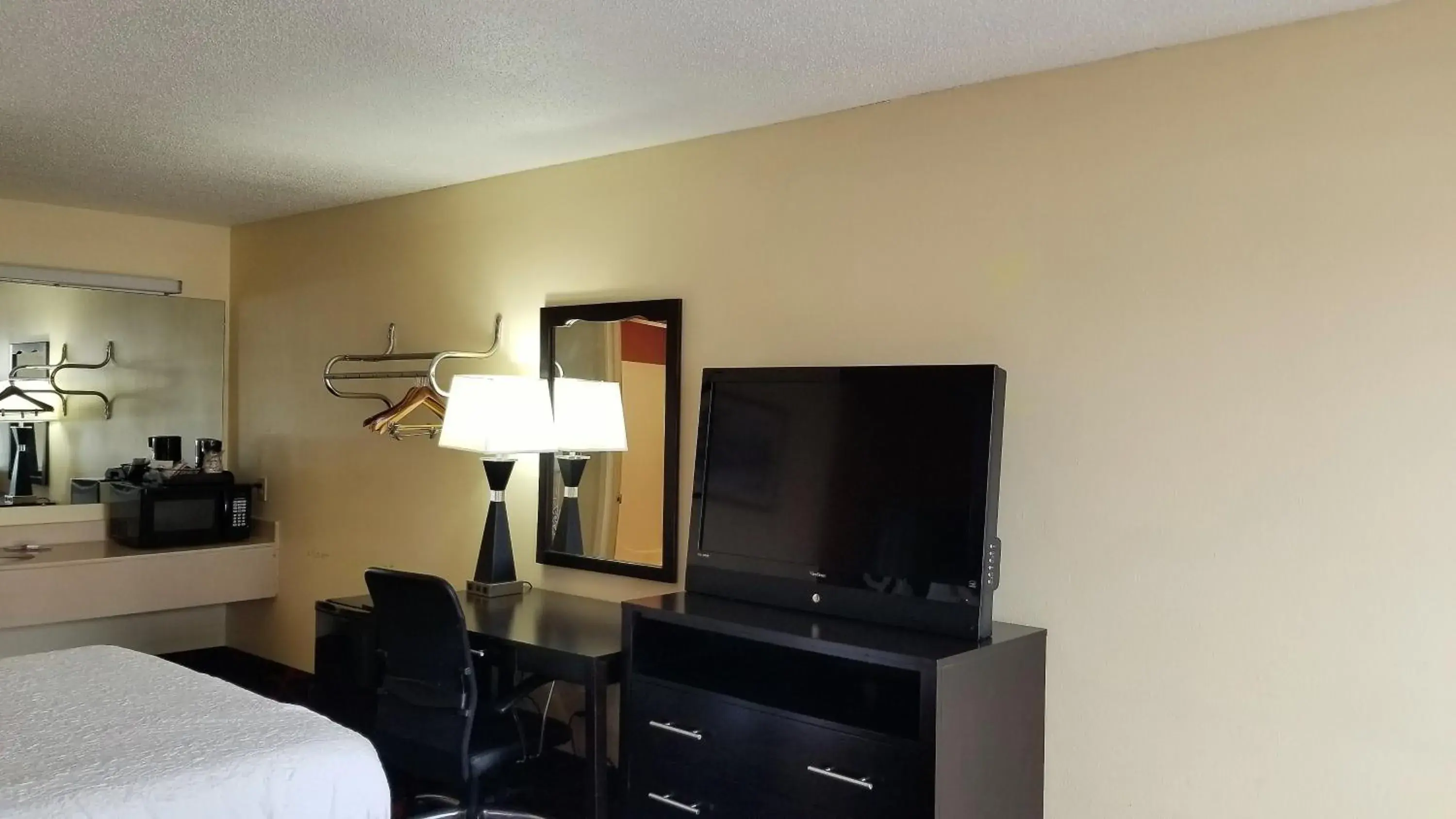 TV and multimedia, TV/Entertainment Center in Travelodge by Wyndham Richmond IN