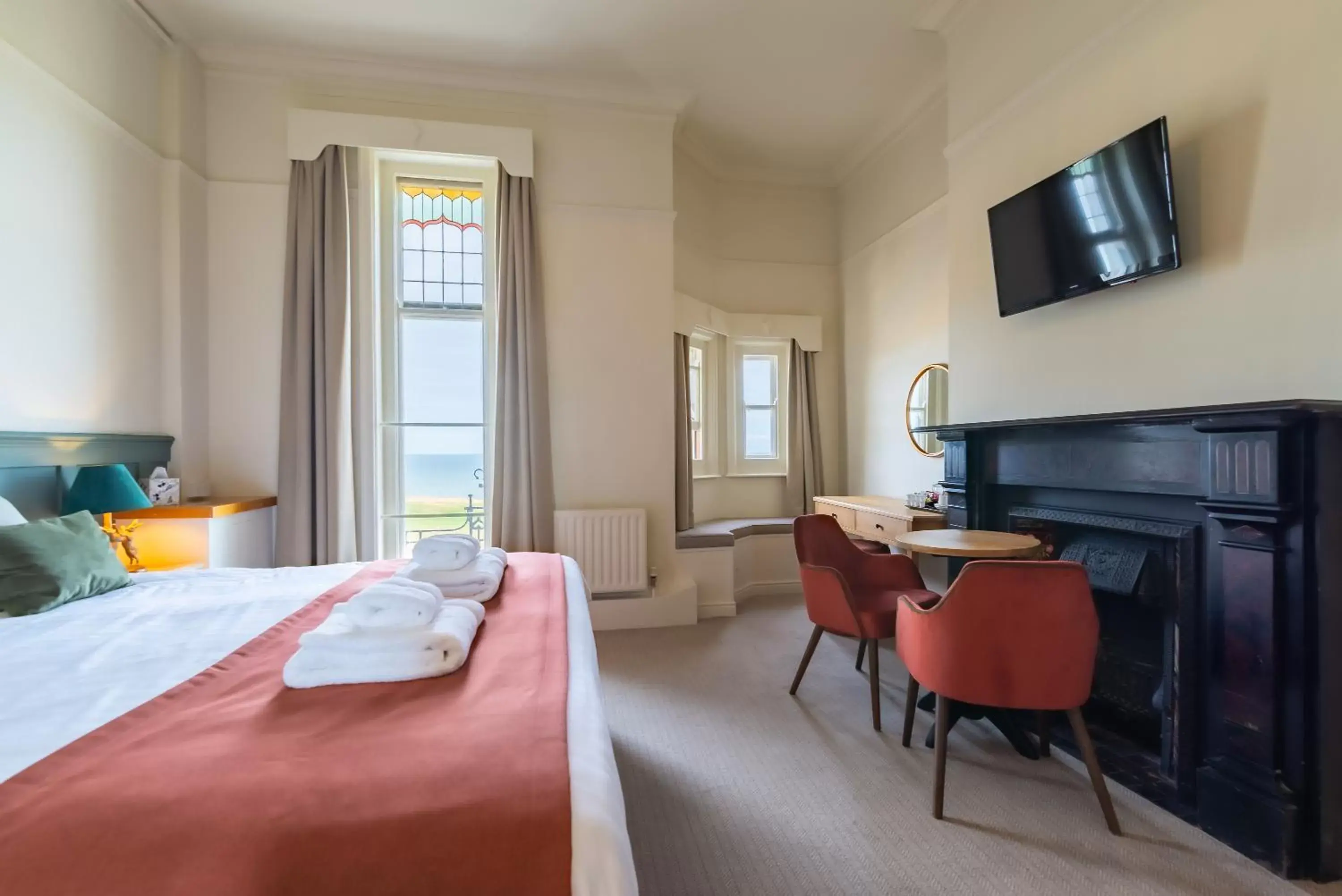 Bed, TV/Entertainment Center in Cliftonville Hotel