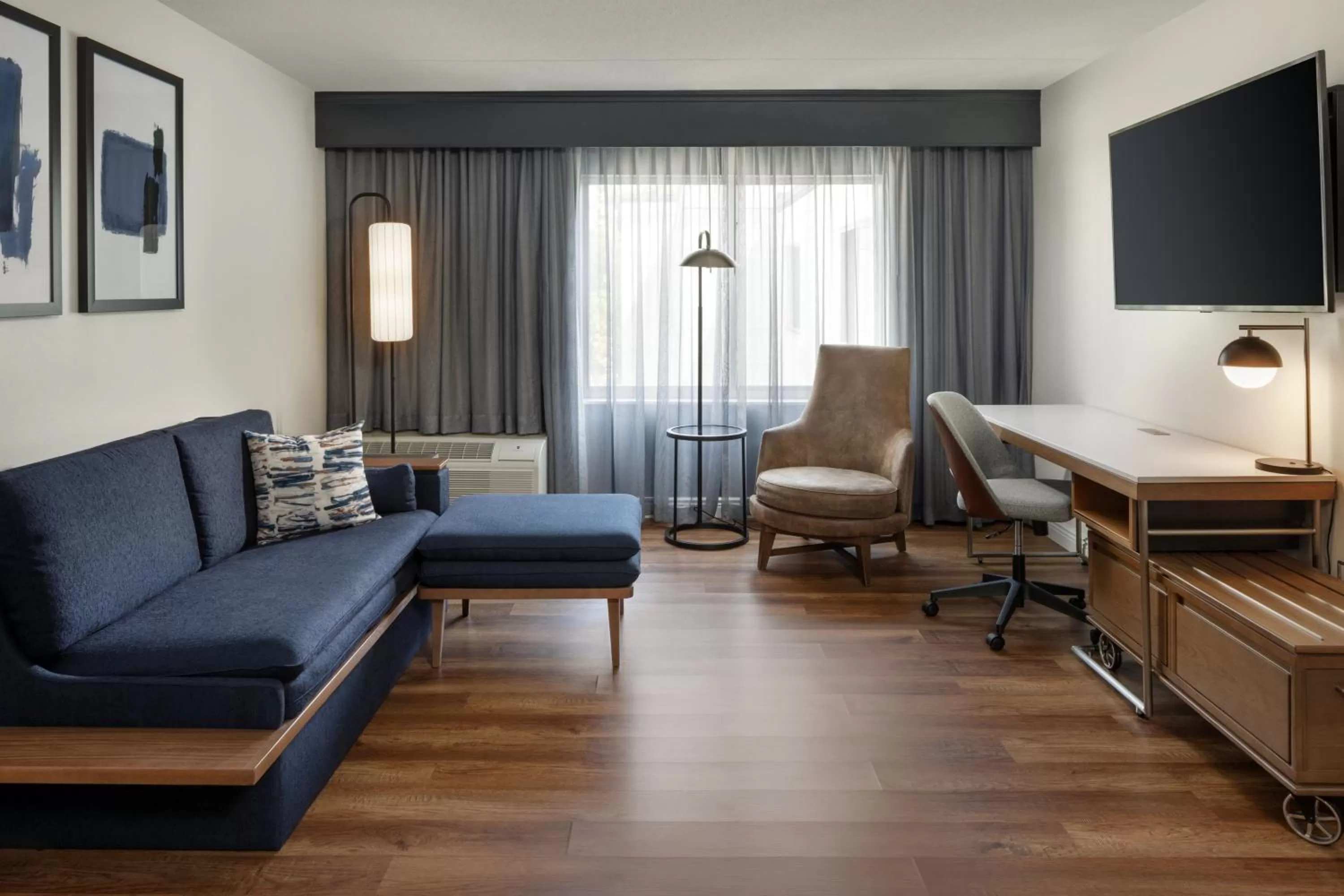 Living room in Courtyard Edison Woodbridge