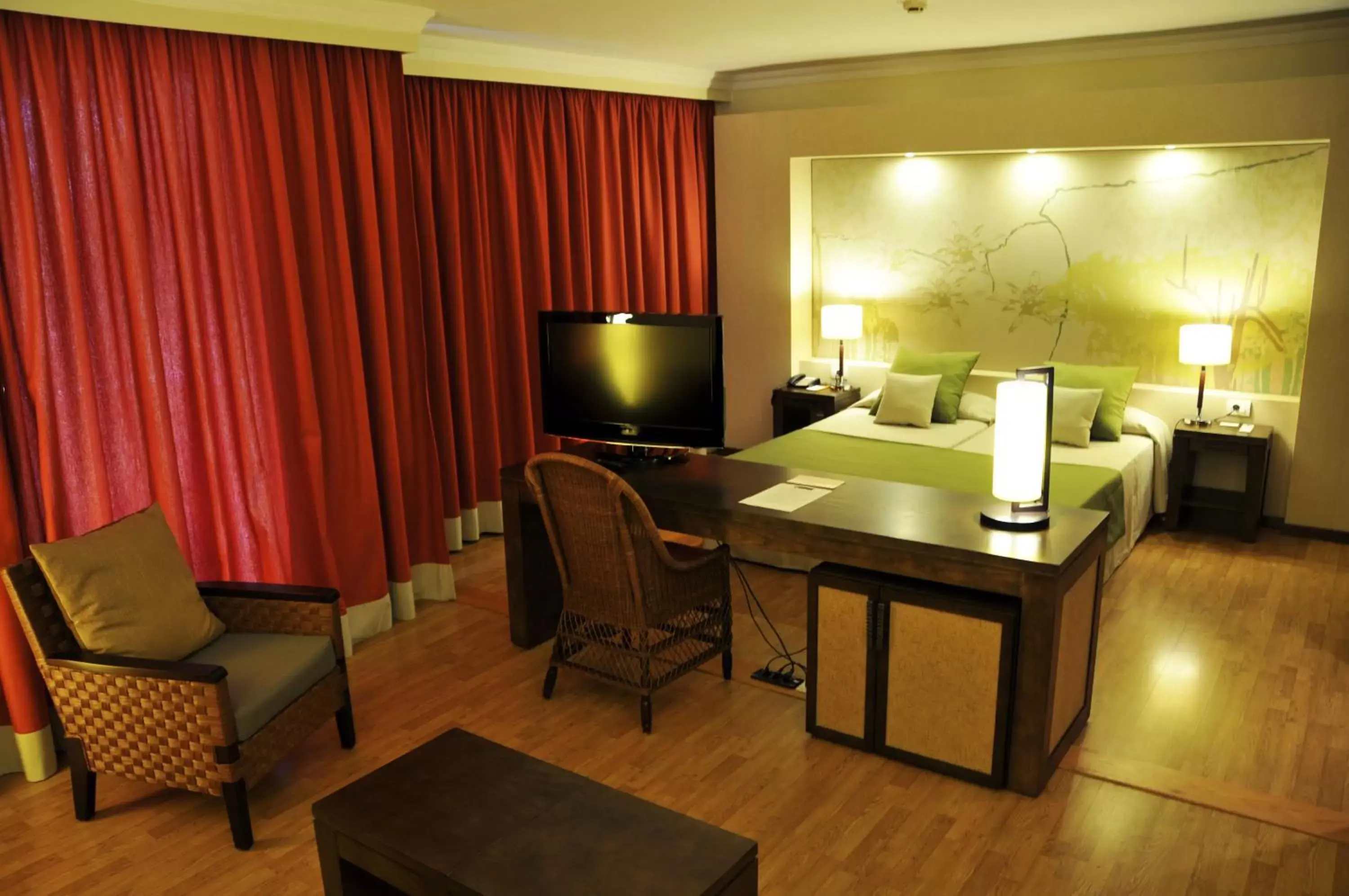 Bed, TV/Entertainment Center in Hotel Colon Rambla