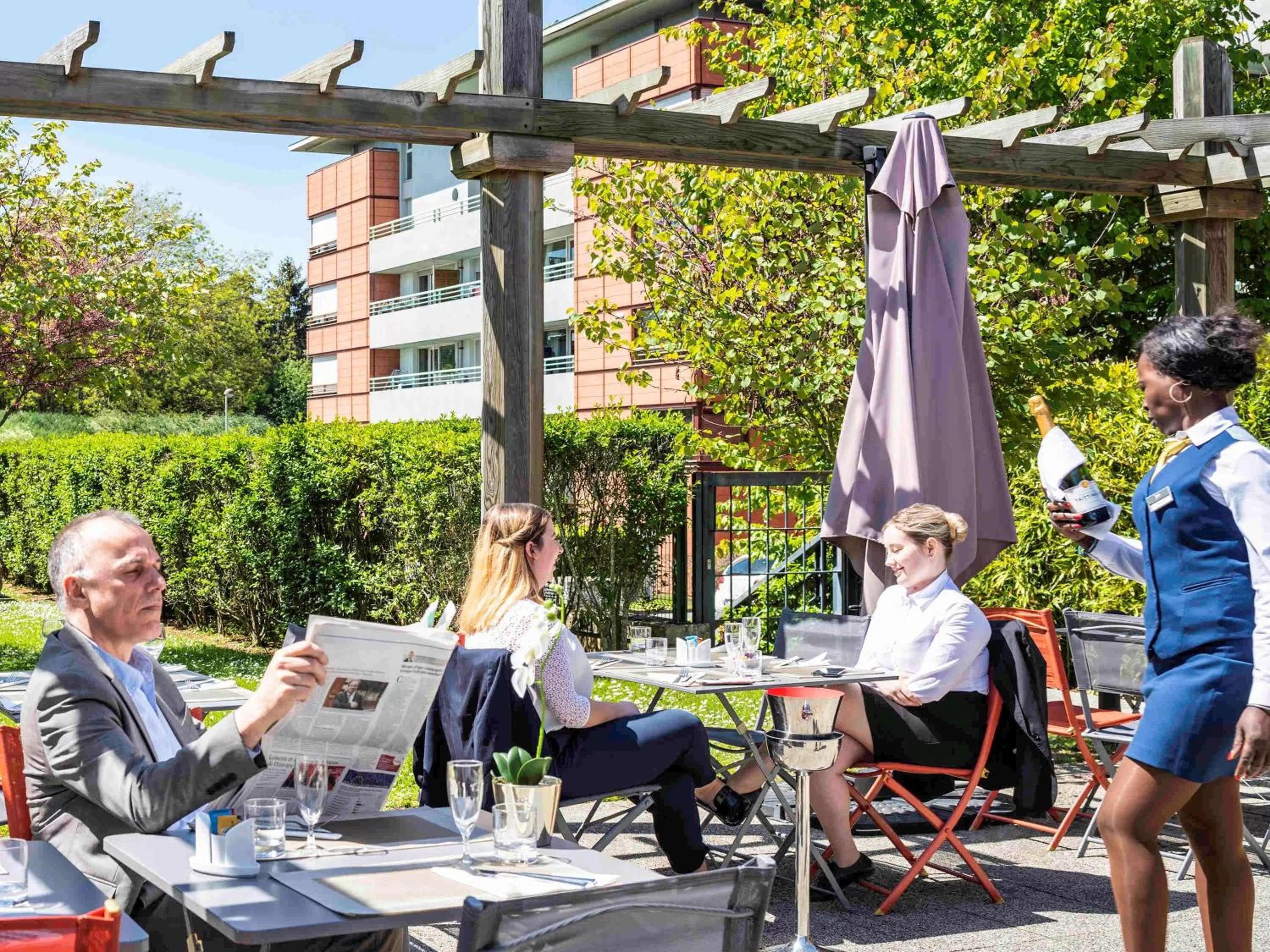 Restaurant/places to eat in Mercure Maurepas Saint Quentin