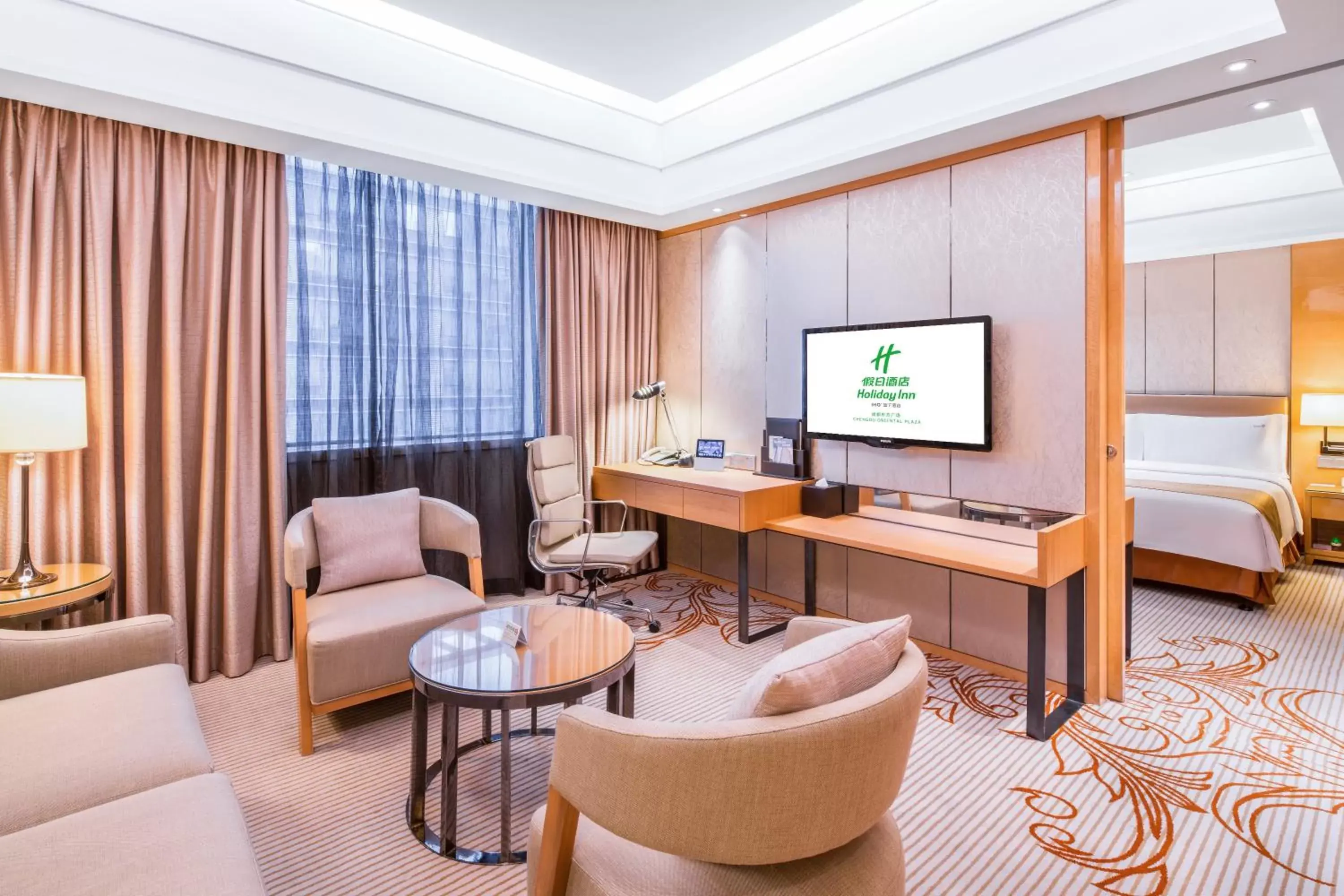 Photo of the whole room, TV/Entertainment Center in Holiday Inn Chengdu Oriental Plaza, an IHG Hotel