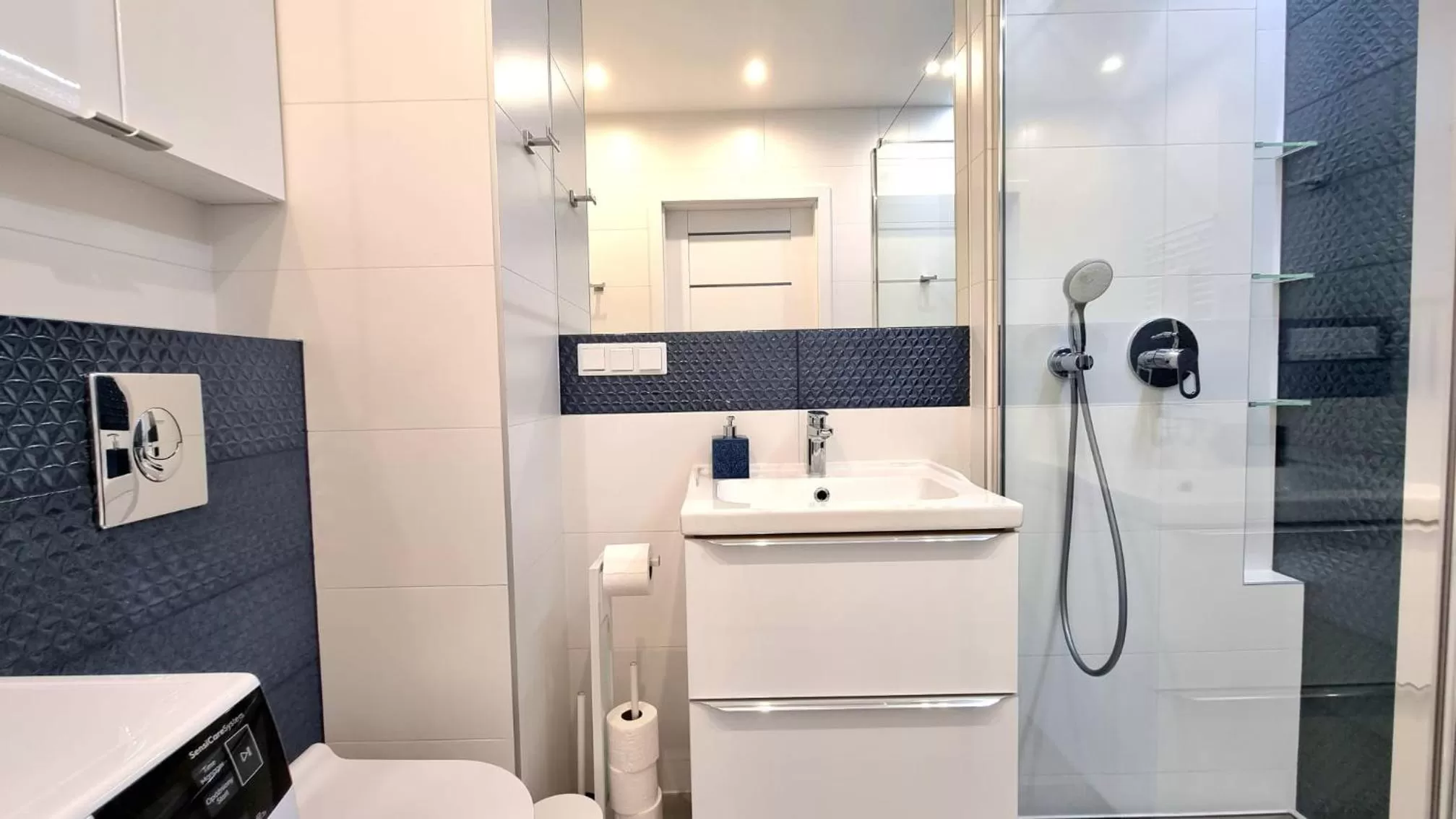 Shower in NOOK NOOK Apartments Bytkowska 103