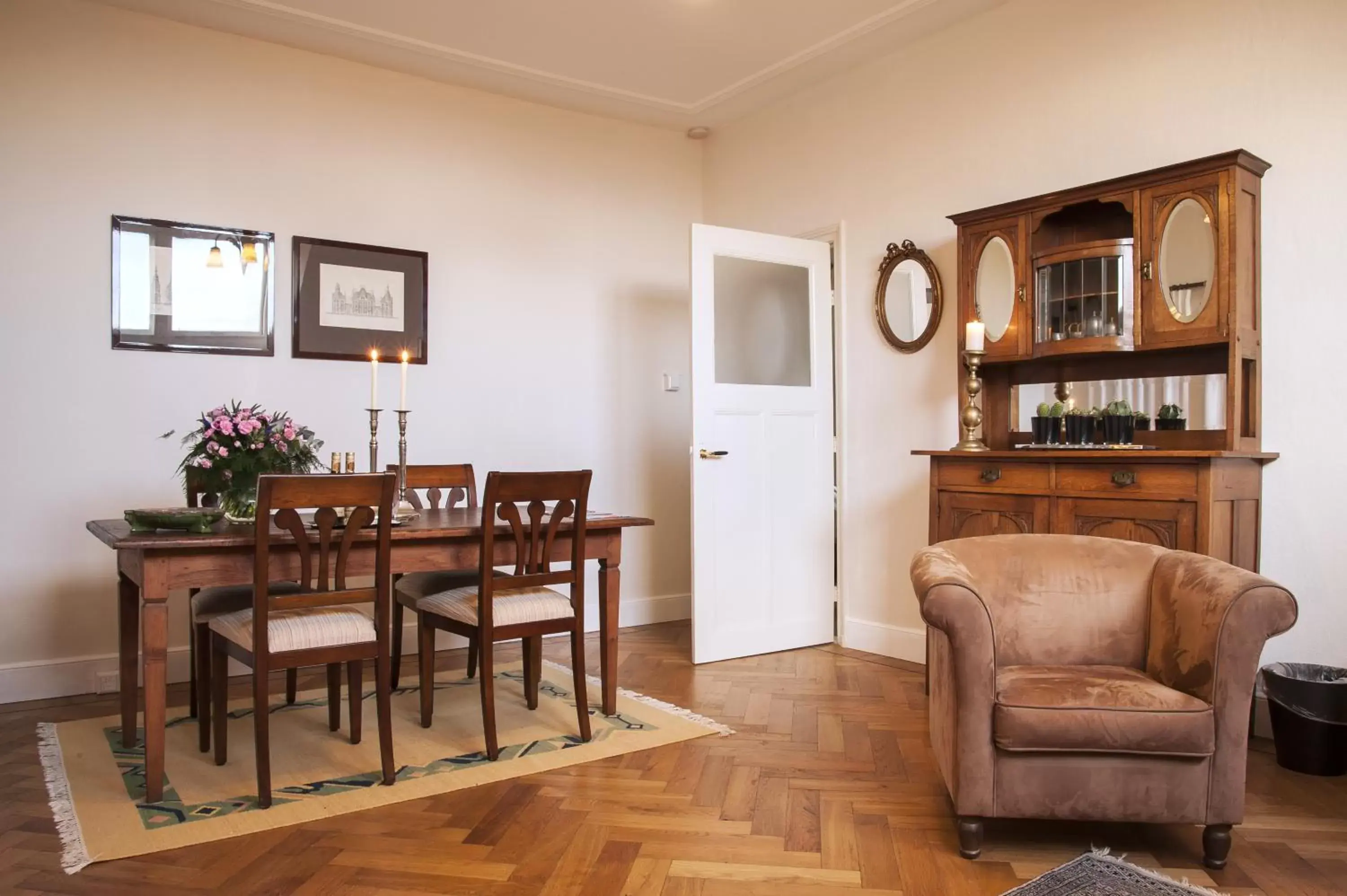 Living room, Dining Area in B&B De Schiedamse Suites