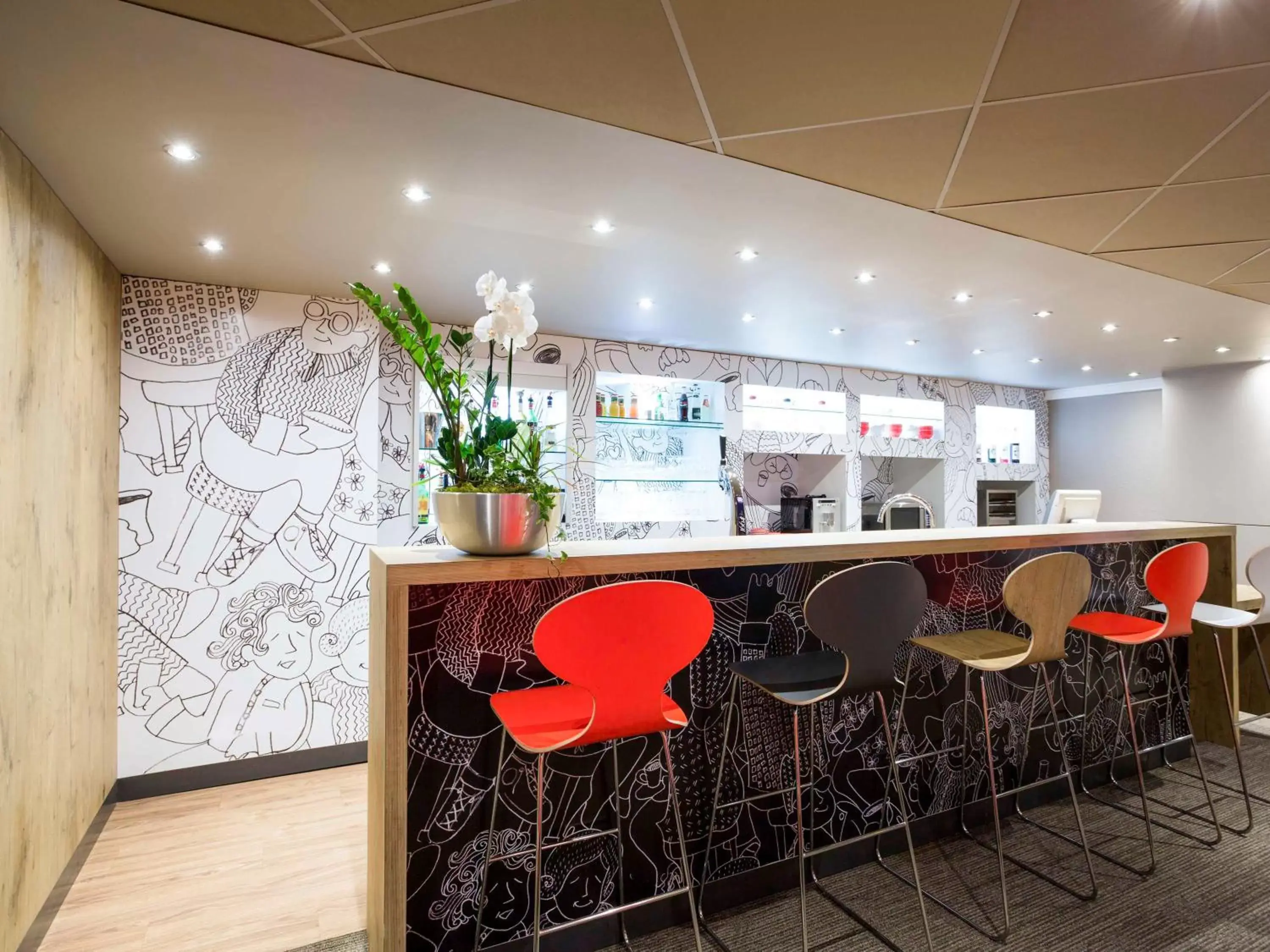 Restaurant/places to eat, Lounge/Bar in ibis Montpellier Centre Comedie