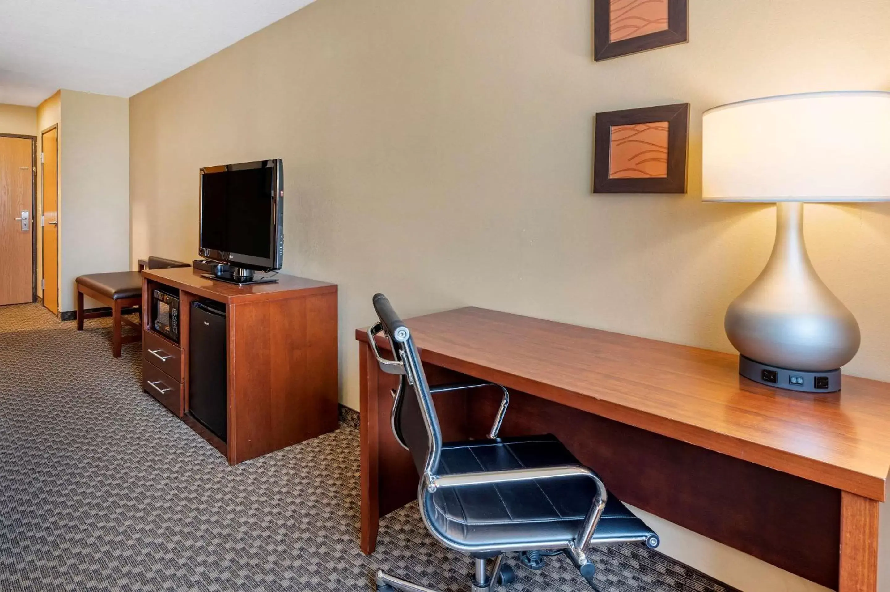 Photo of the whole room, TV/Entertainment Center in Comfort Inn & Suites Napoleon