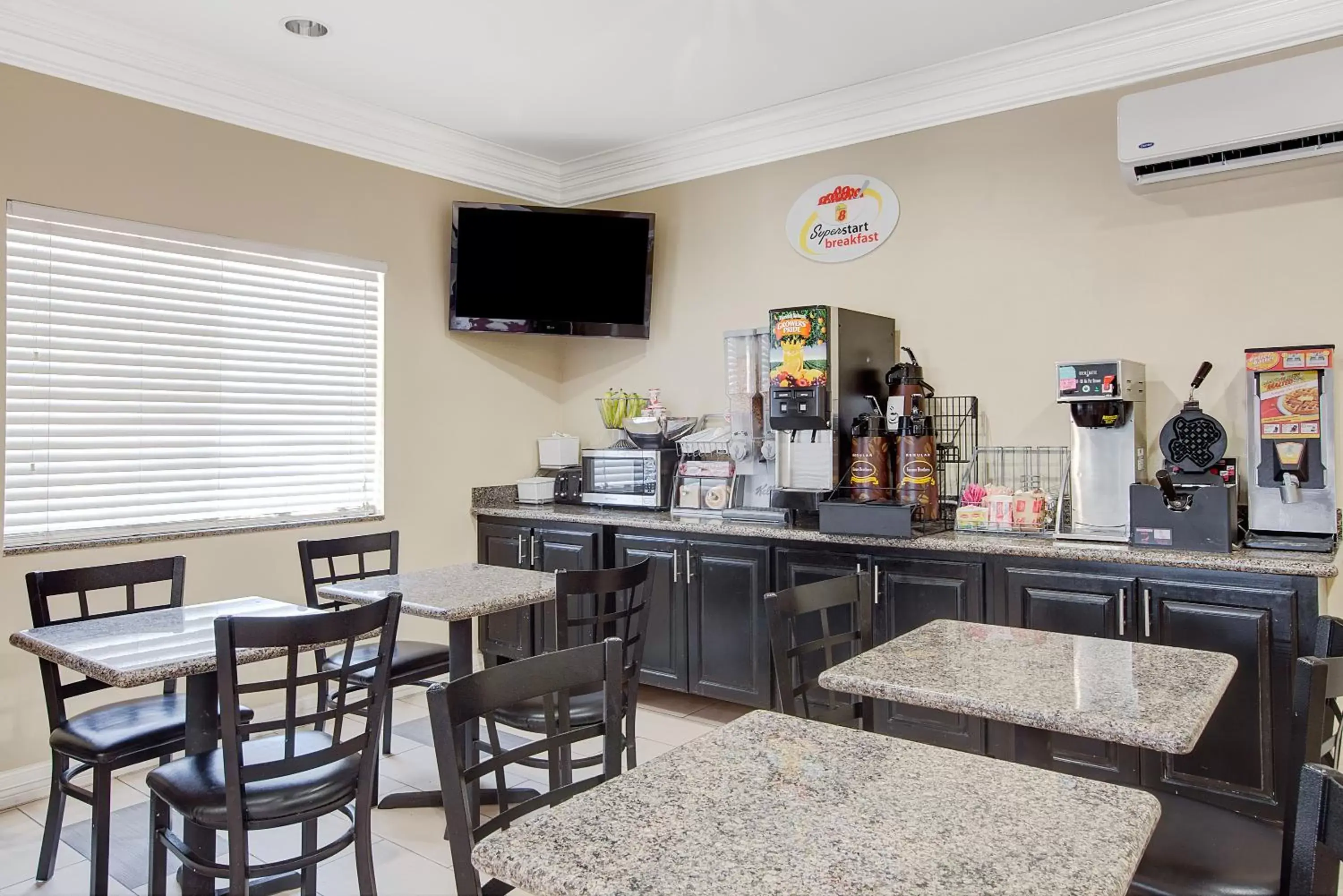 Breakfast, Restaurant/Places to Eat in Super 8 by Wyndham Houston North I-45