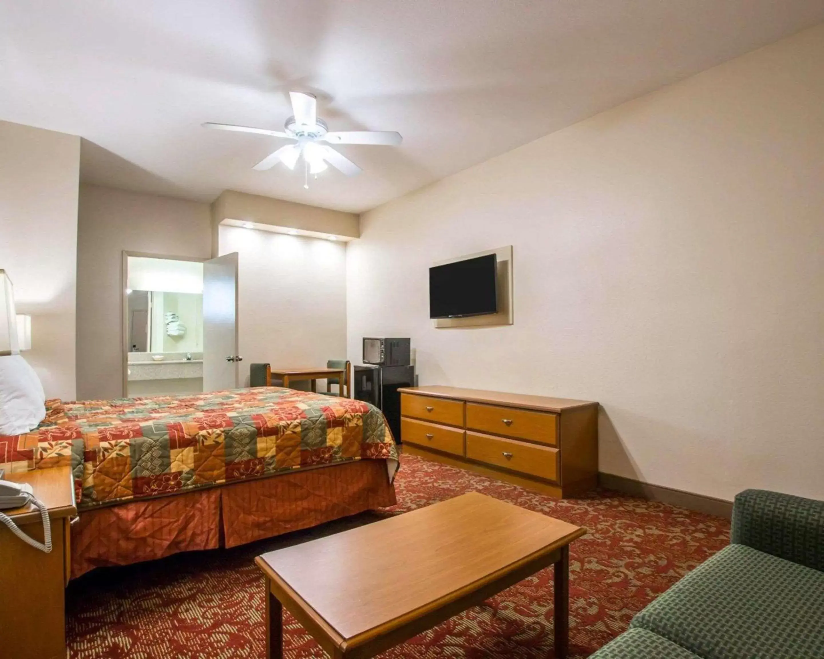 Photo of the whole room, TV/Entertainment Center in Rodeway Inn Encinitas North