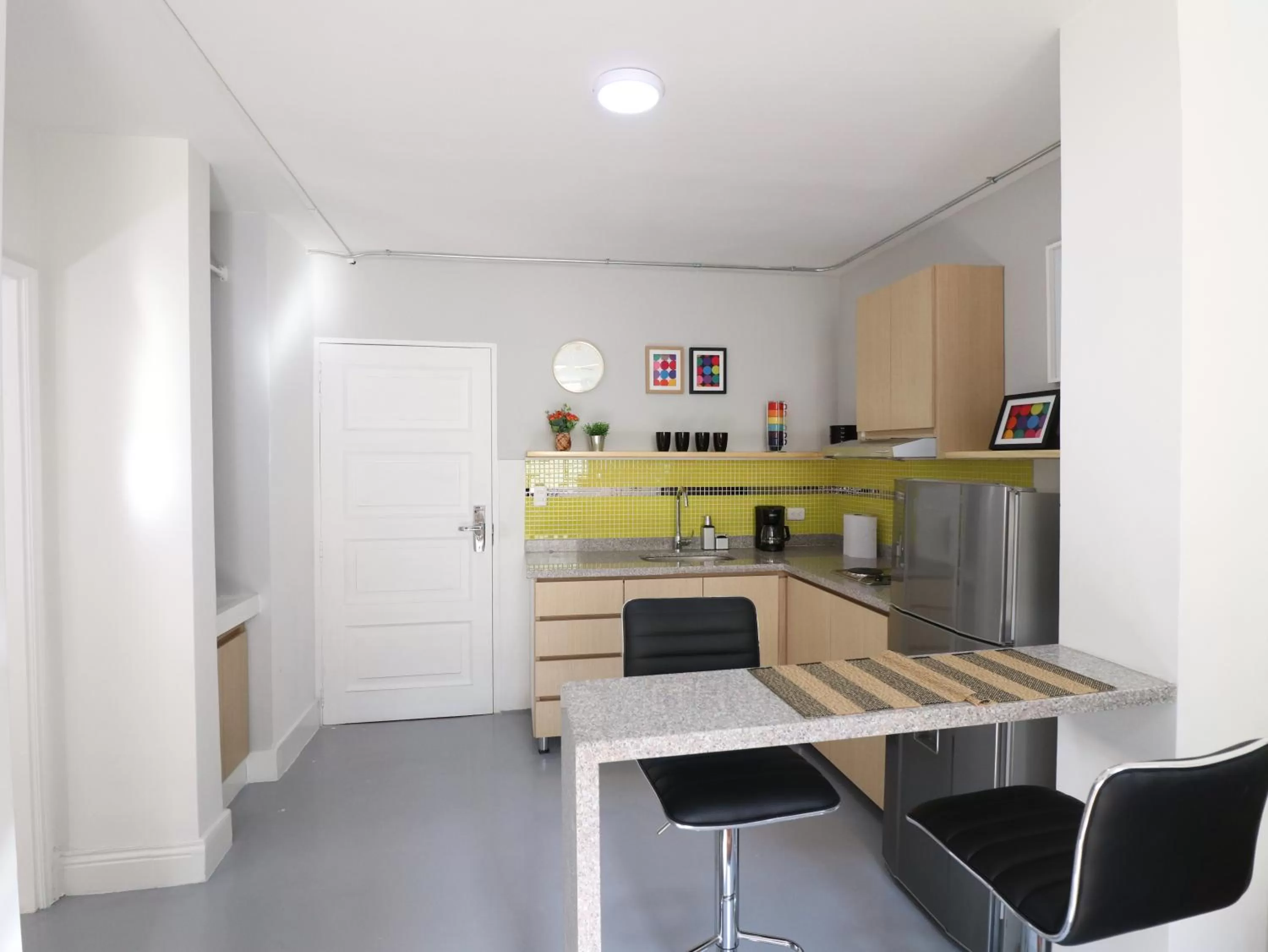 Dining area, Kitchen/Kitchenette in 554 Apartments