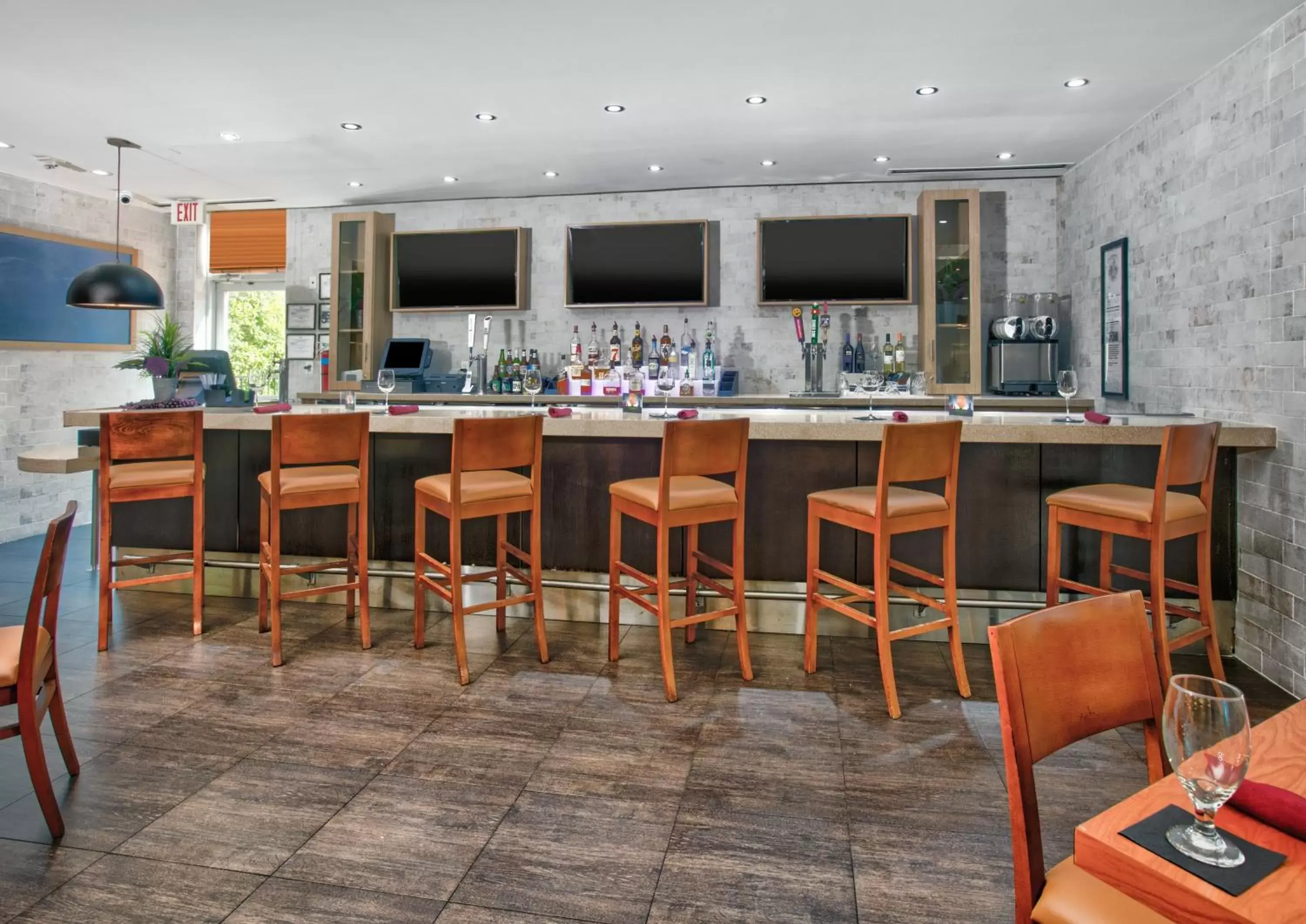 Lounge or bar, Restaurant/Places to Eat in Holiday Inn Dallas - Fort Worth Airport South, an IHG Hotel