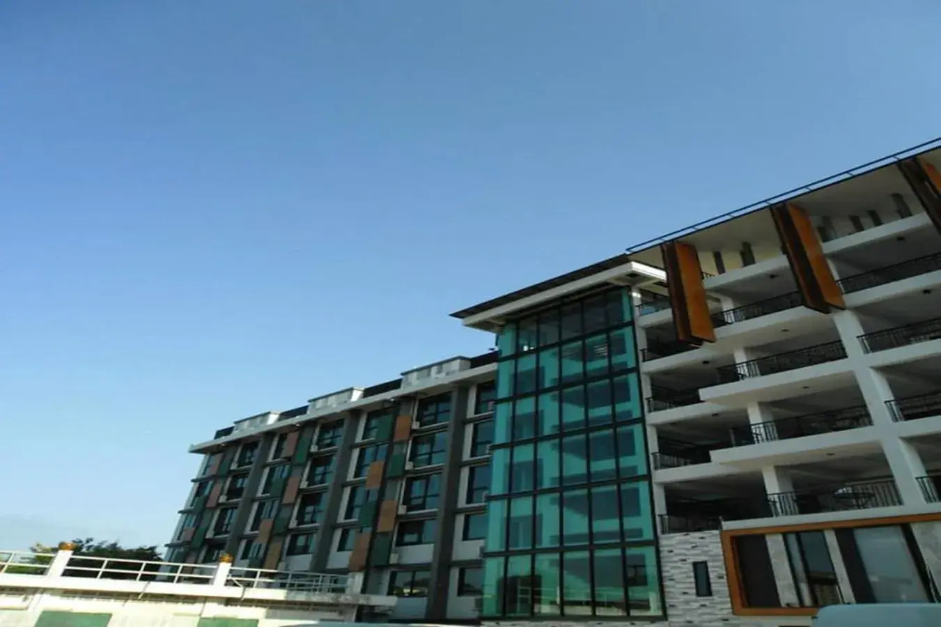 Property building in Izen Budget Hotel & Residence Property building in Izen Budget Hotel & Residence