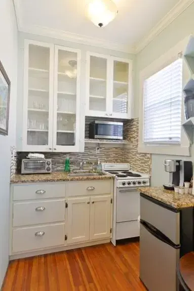 Kitchen or kitchenette, Kitchen/Kitchenette in Old Colorado Inn