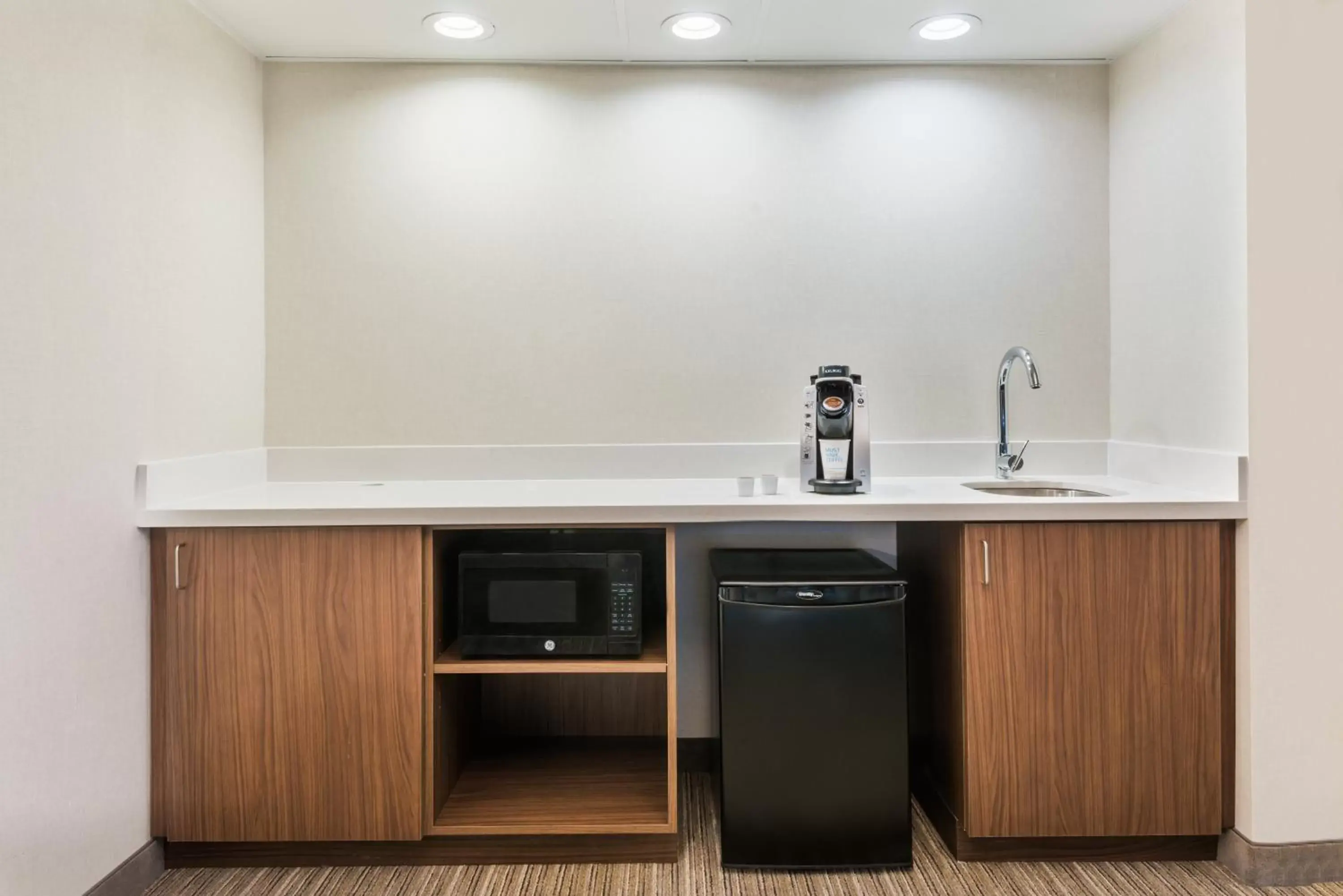 Photo of the whole room, Kitchen/Kitchenette in Holiday Inn Express Hotel & Suites Bentonville, an IHG Hotel