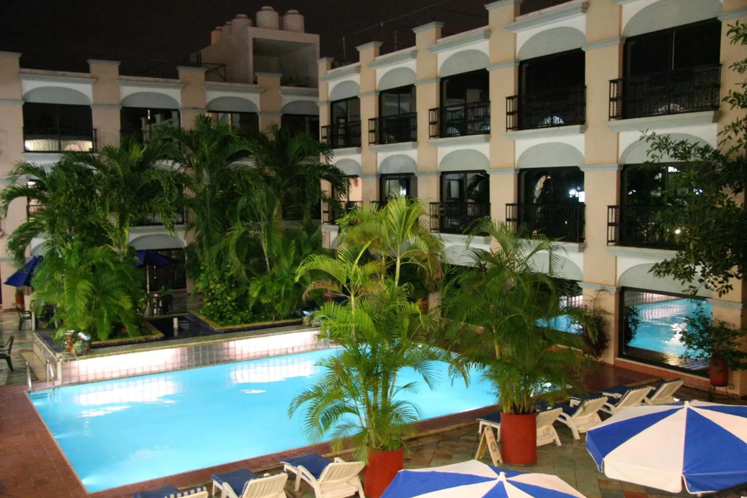 Swimming Pool in Hotel Doralba Inn