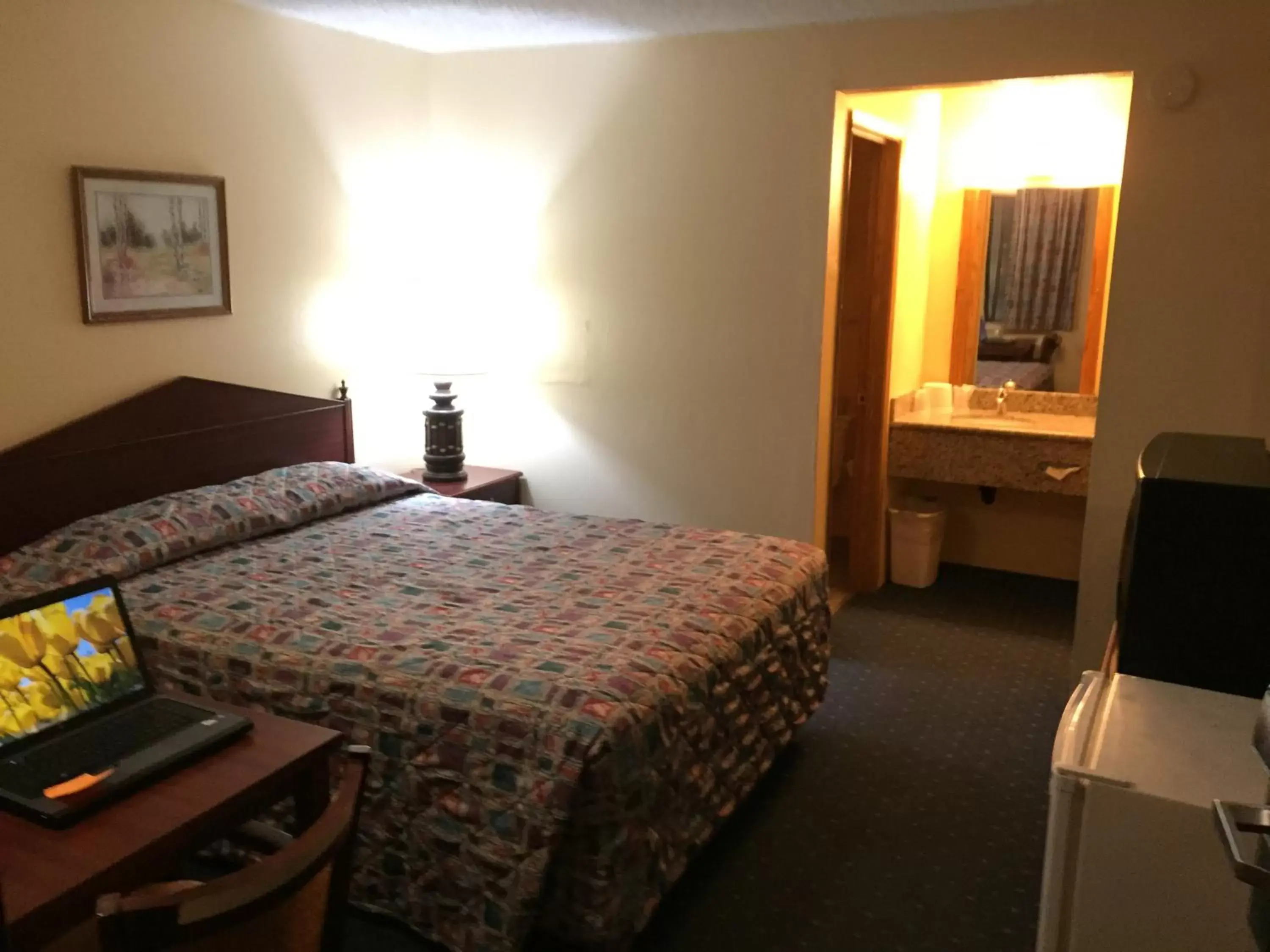Photo of the whole room, Bed in Stagecoach Inn Motel