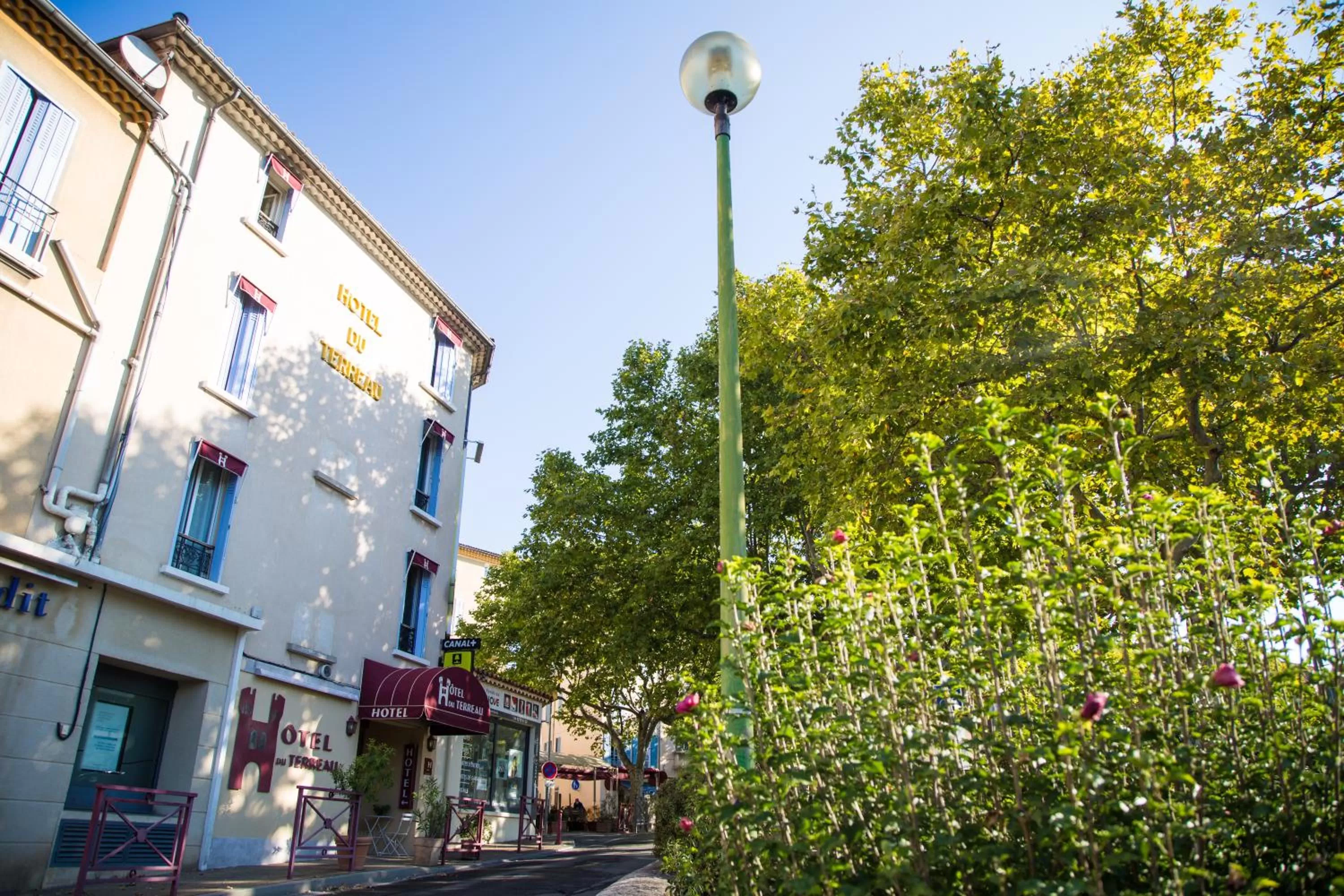 Facade/entrance in Logis hôtel du terreau