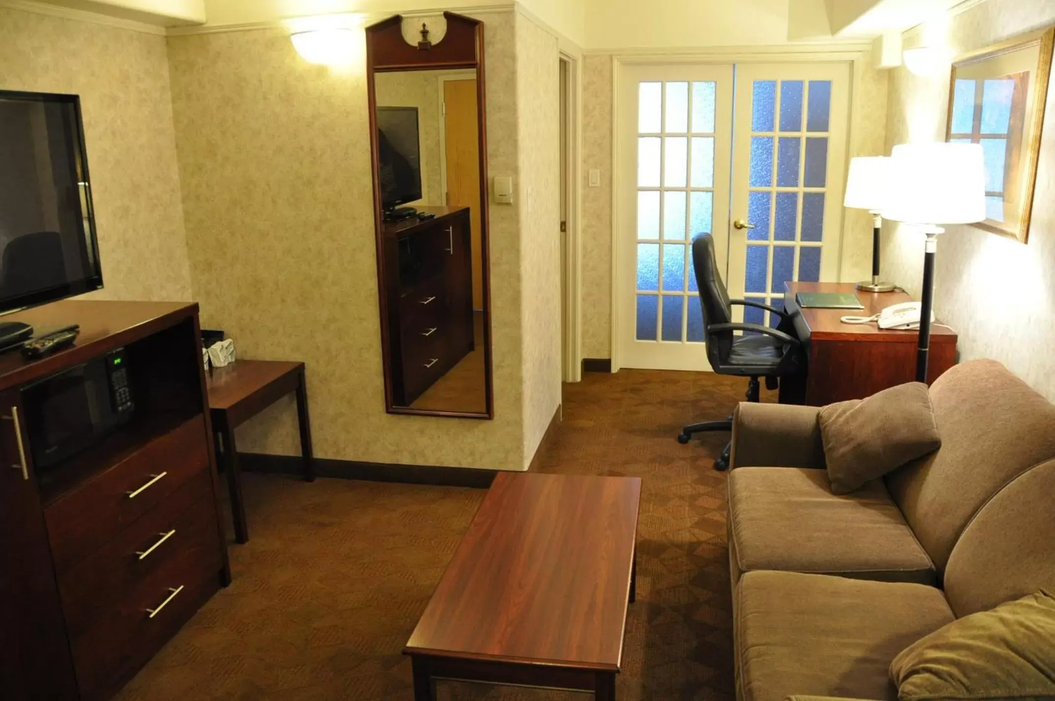 Living room, Seating Area in Travelodge by Wyndham Lloydminster
