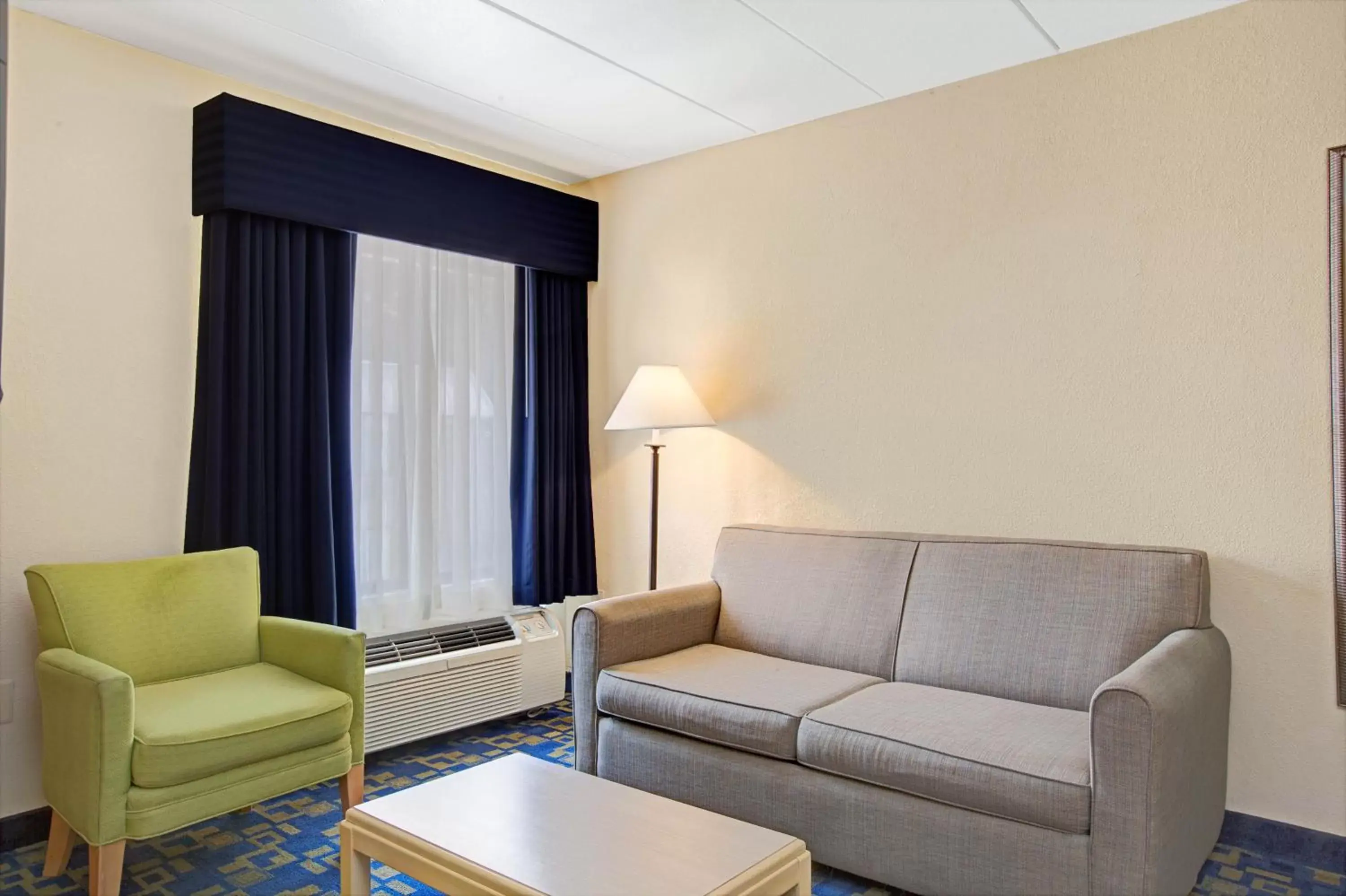 Living room, Seating Area in Days Inn by Wyndham East Windsor/Hightstown