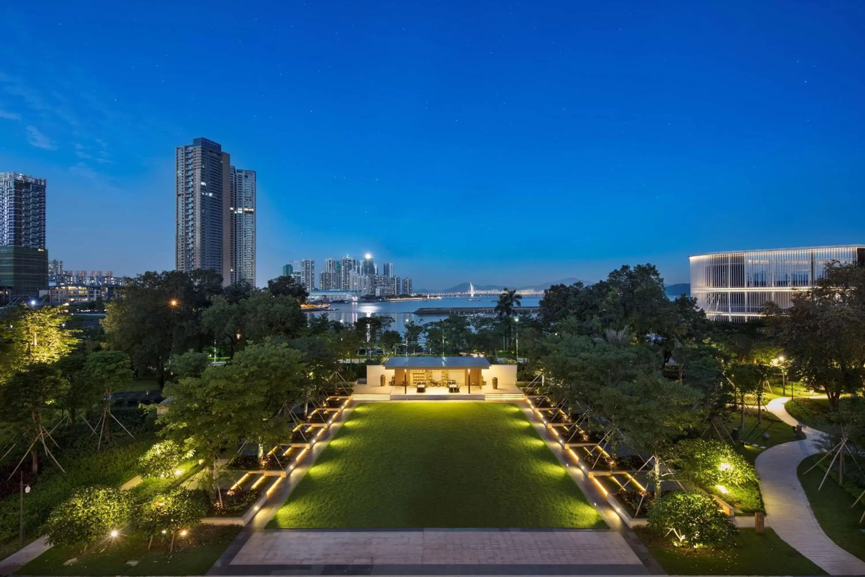 Dining area, Pool View in Hilton Shenzhen Shekou Nanhai