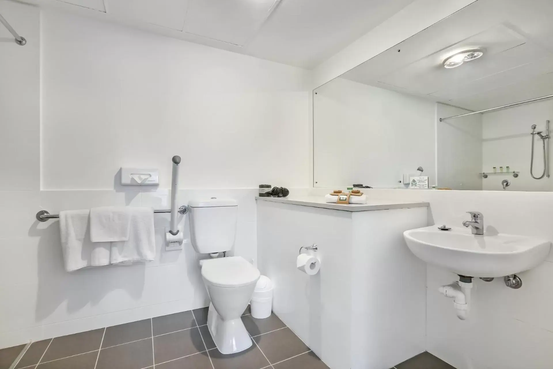 Bathroom in Shellharbour Village Motel