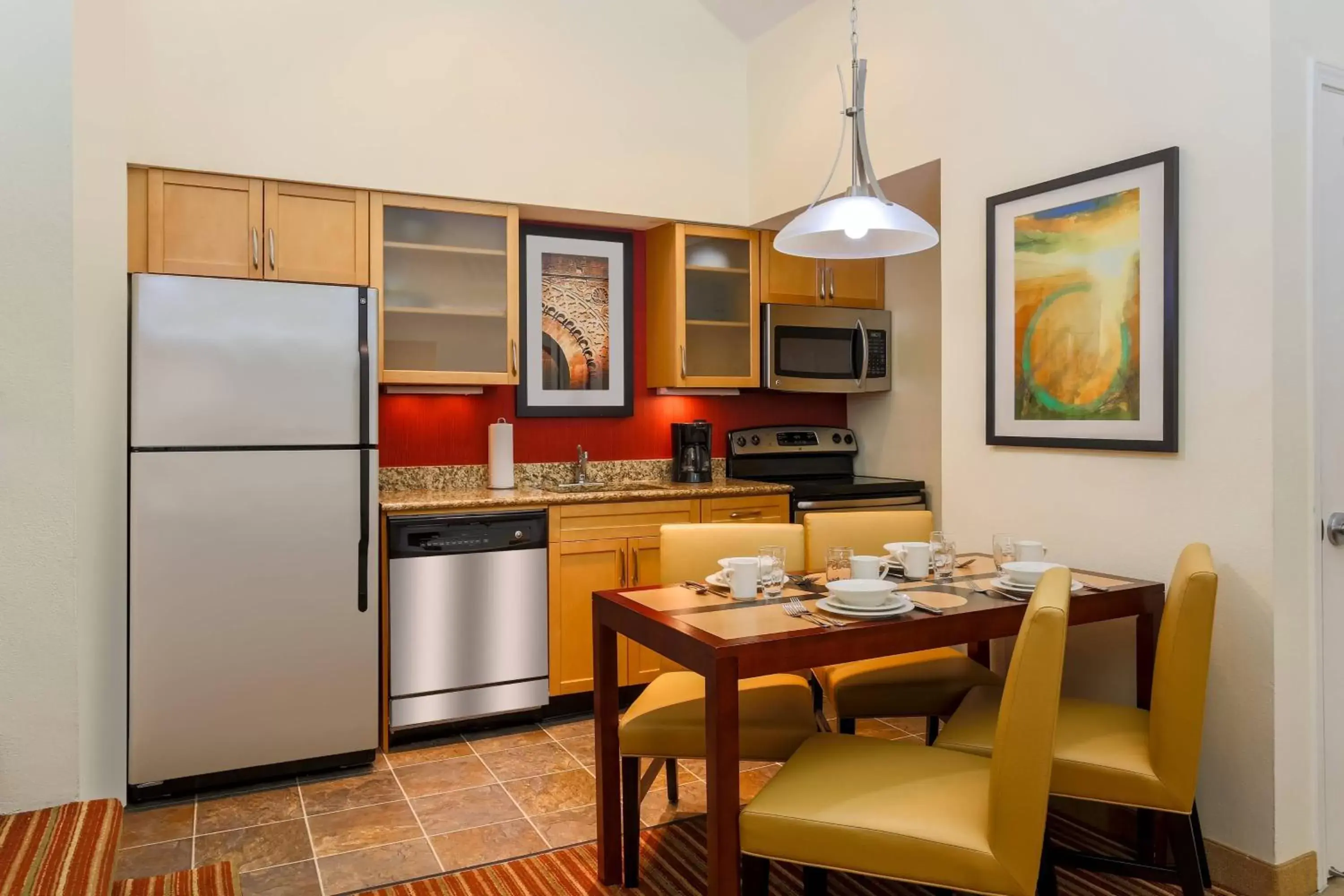 Kitchen or kitchenette, Dining Area in Residence Inn St. Louis Galleria