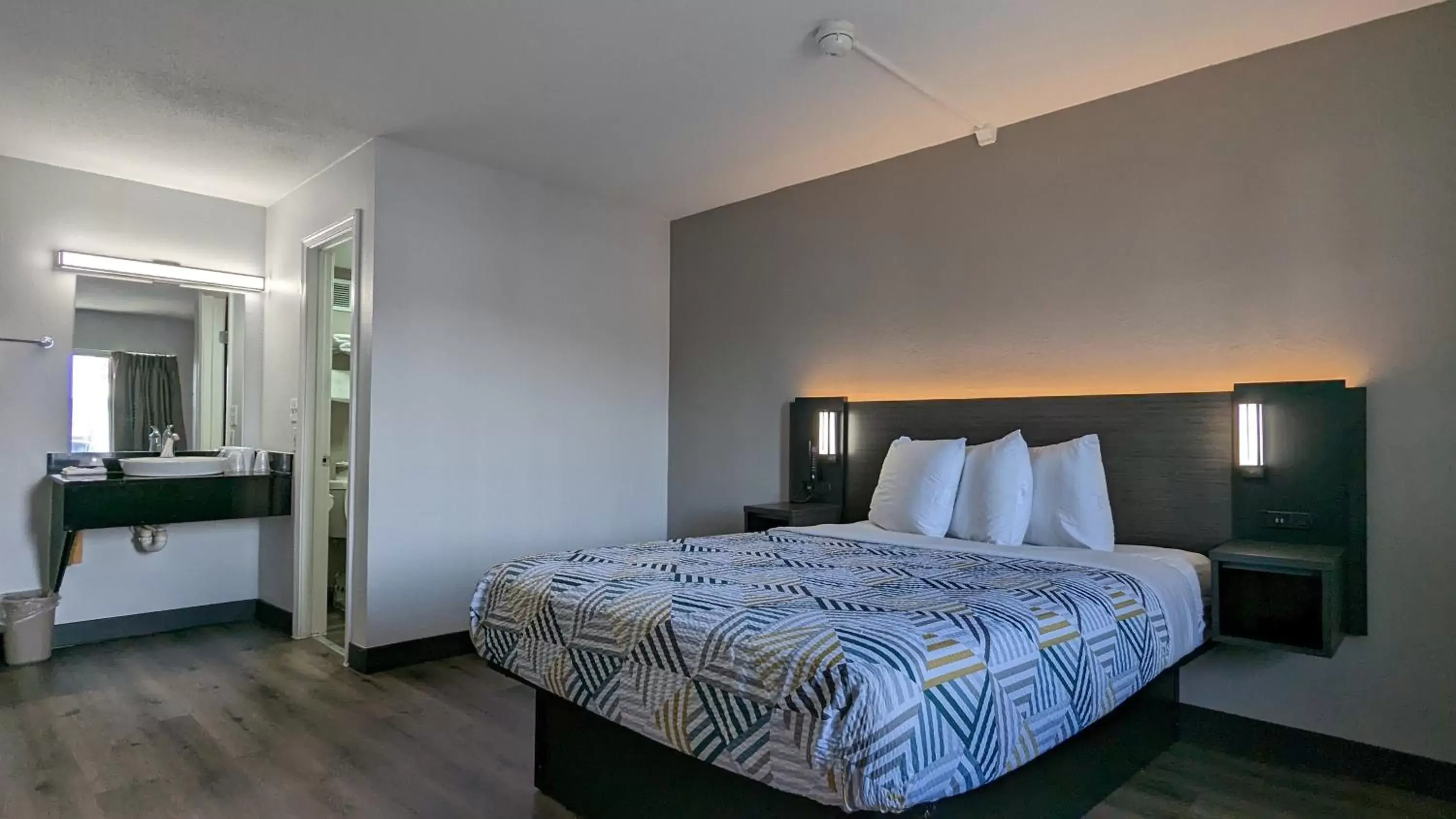 Queen Room in Motel 6-Leominster, MA Queen Room in Motel 6-Leominster, MA