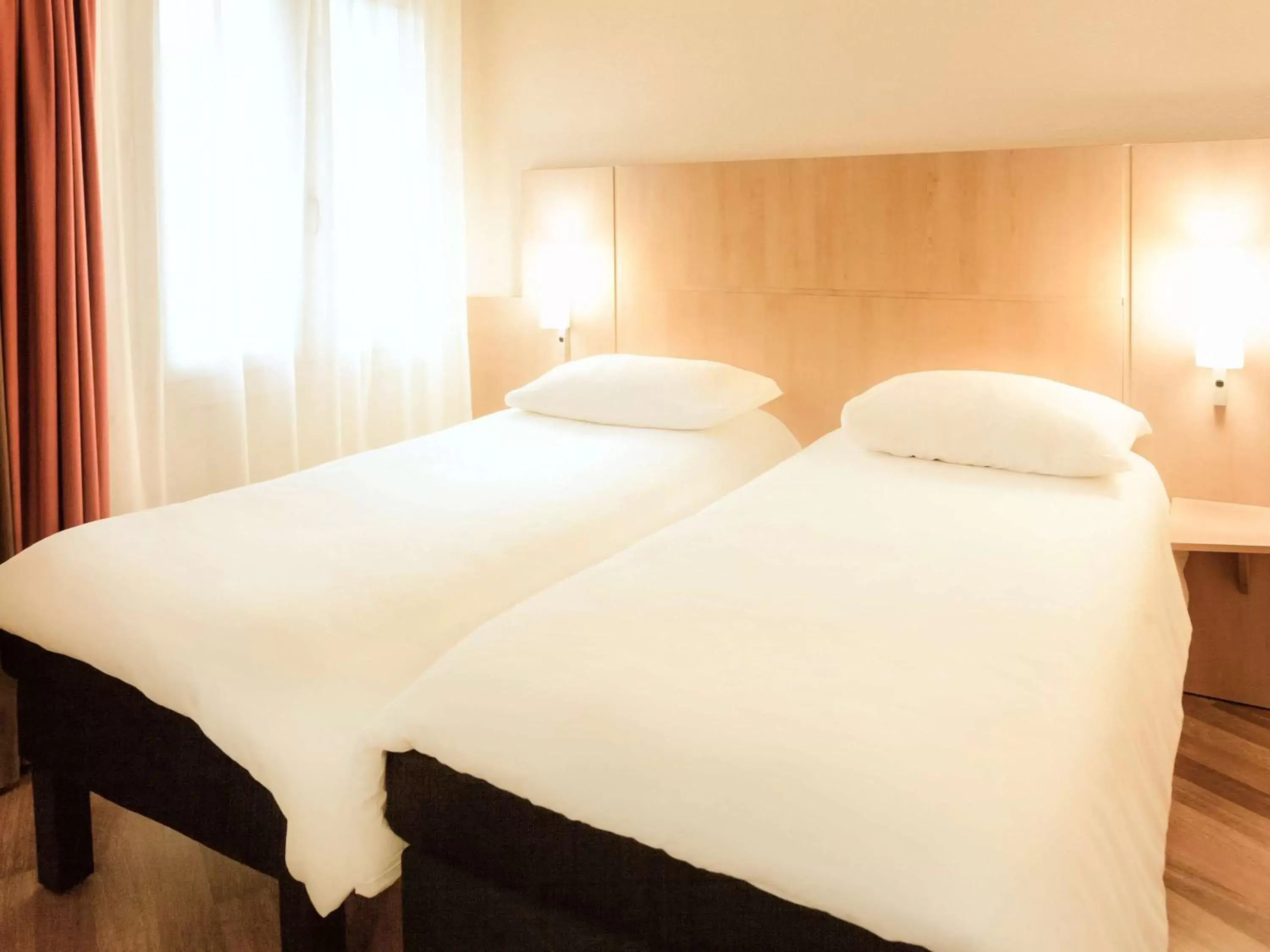 Photo of the whole room, Bed in ibis Lille Centre Grand Place