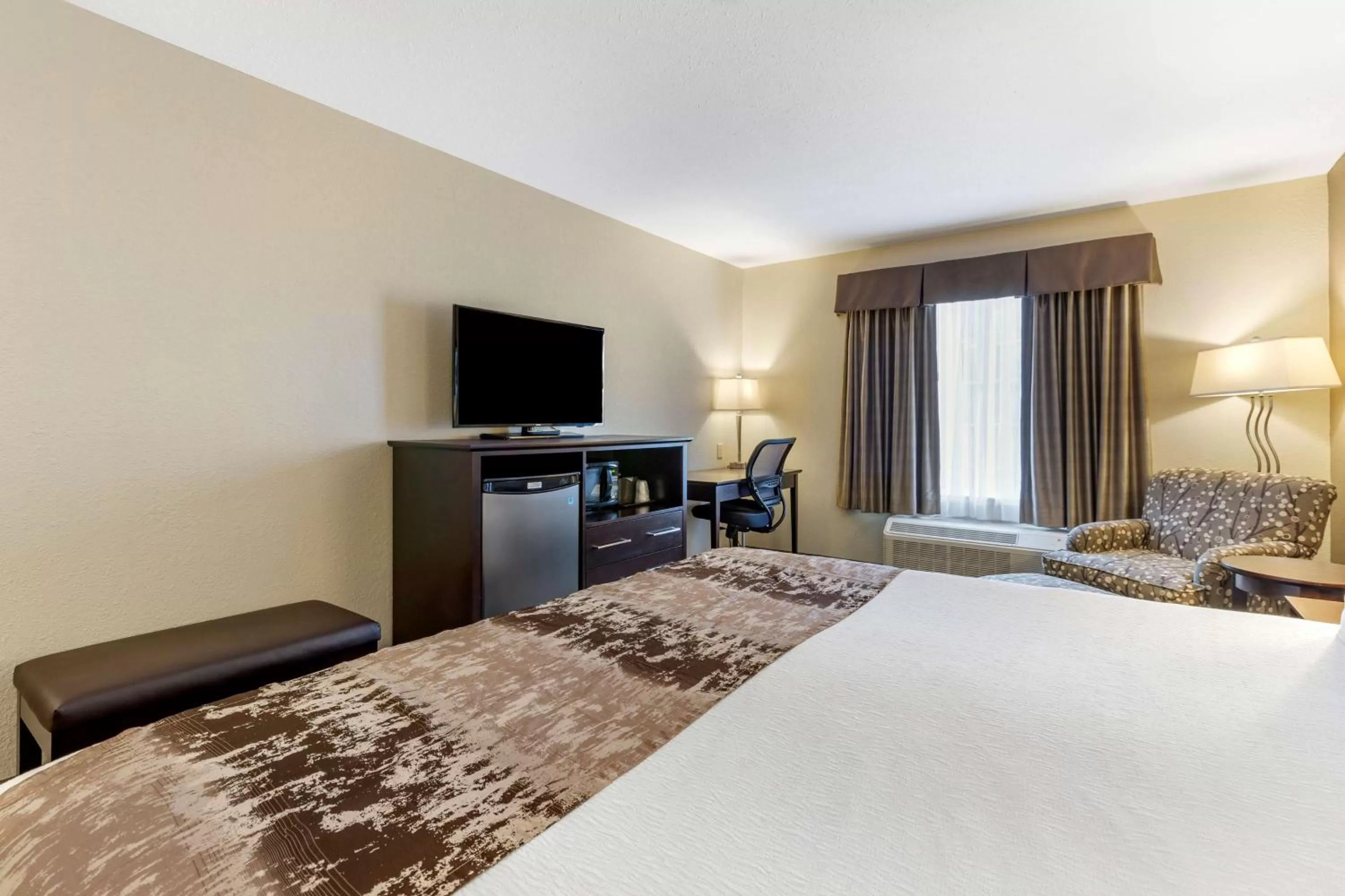 Bedroom, Bed in Best Western Plus Pembina Inn & Suites