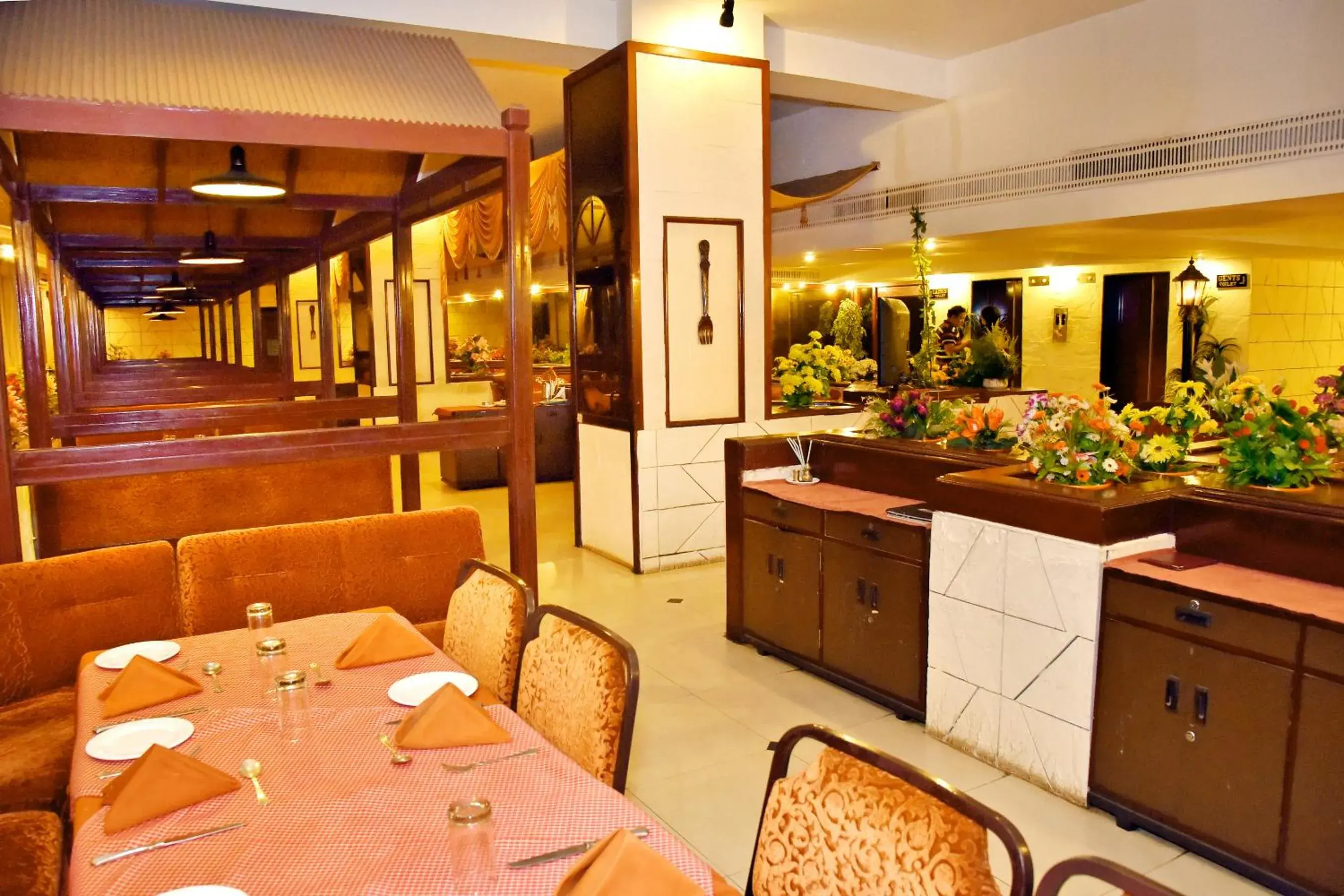 Restaurant/Places to Eat in Hotel Poonja International