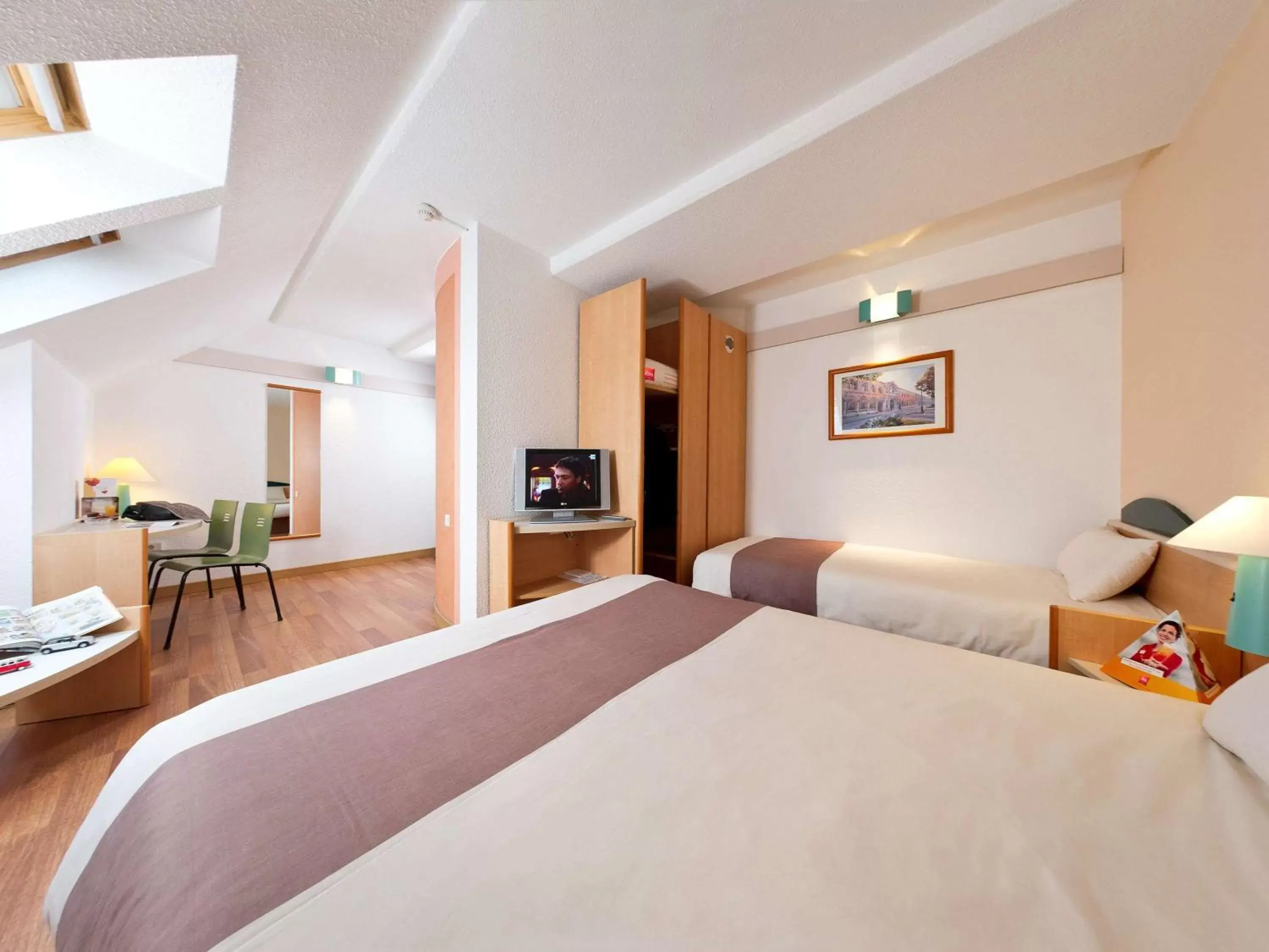 Photo of the whole room, Bed in ibis Namur Centre