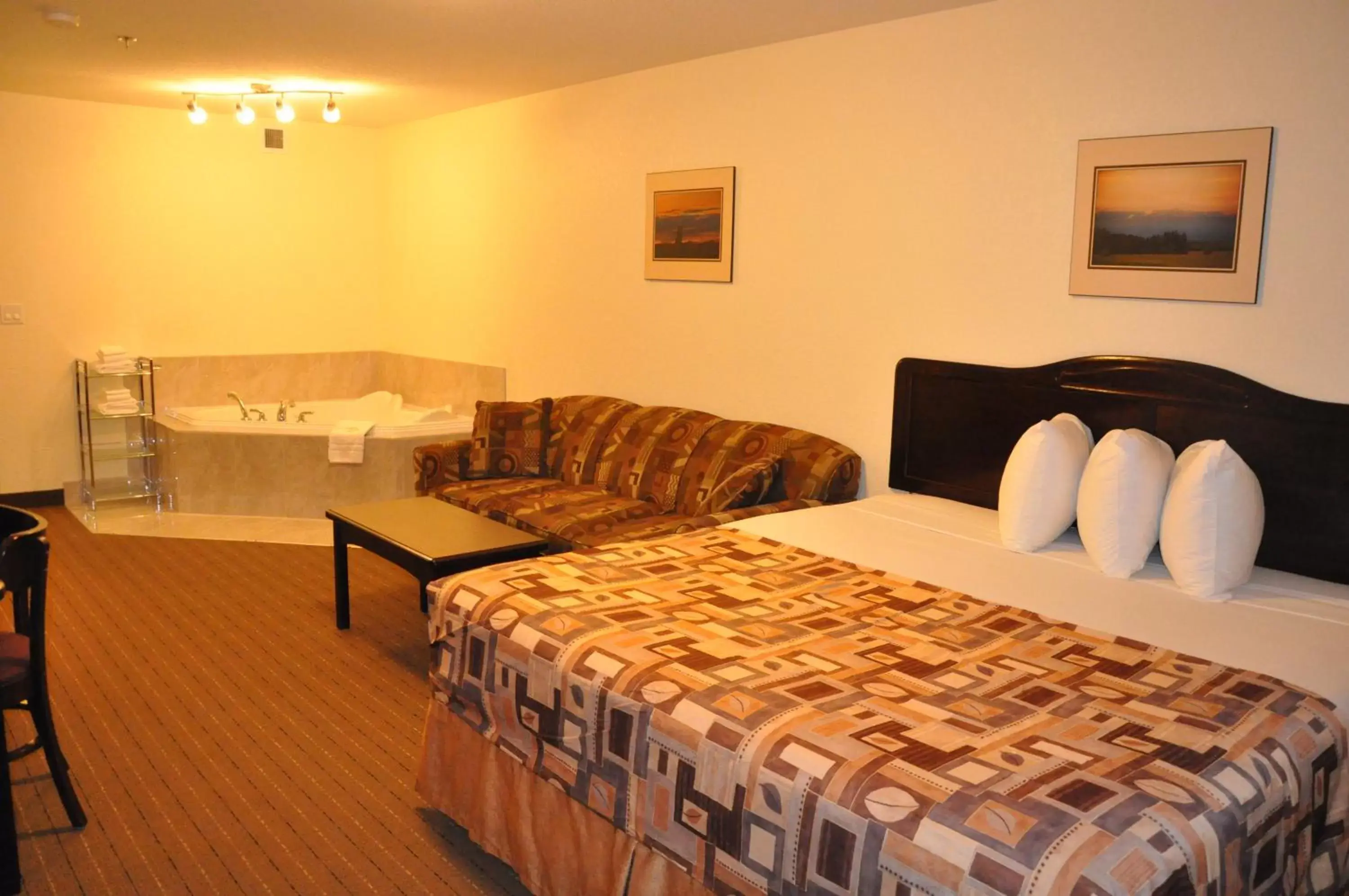 Hot Tub, Bed in Prairie Moon Inn & Suites Unity
