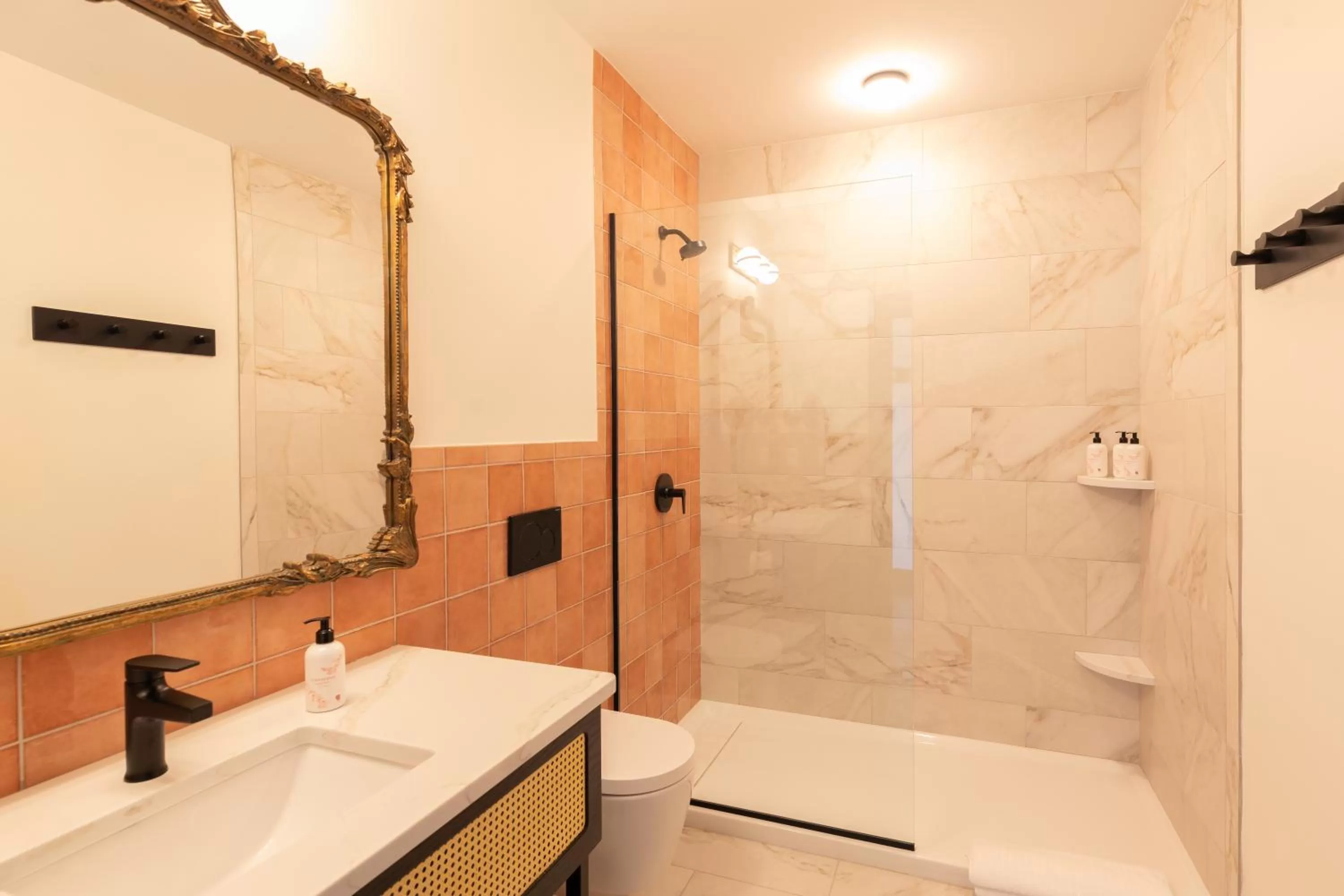 Shower in Hotel Thaxter