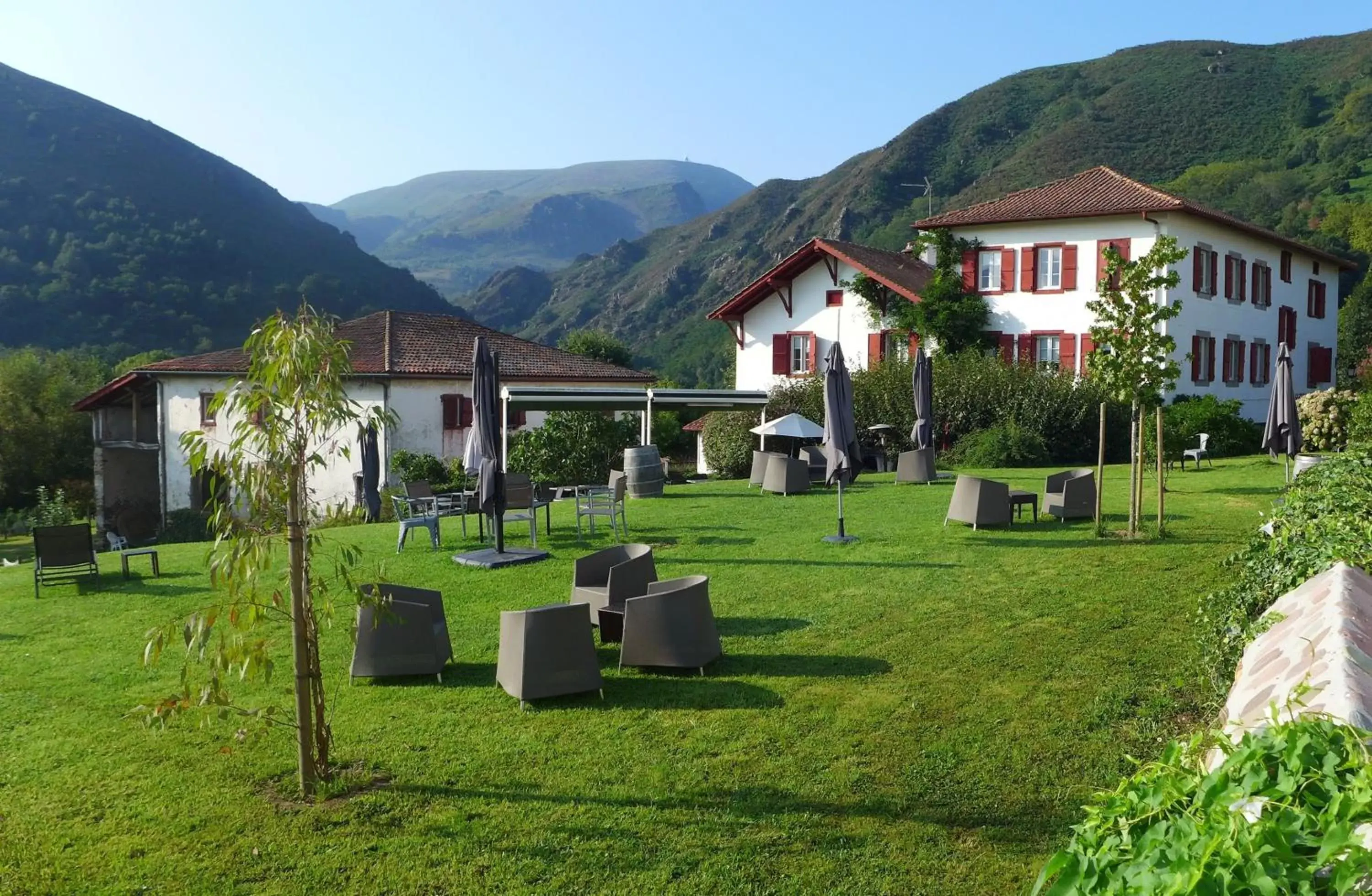 Garden, Property Building in Logis Hôtel du Chêne